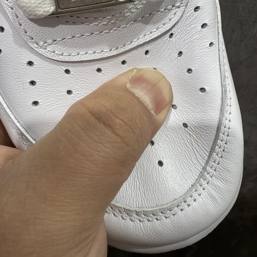 图片[6]-【LW头层皮版】NK Air Force 1 Low \’07 空军一号低帮经典板鞋 纯白 CW2288-111 顶级空军 皮料质感可媲美og版 细节吊打市场其他代号版本 全鞋电脑针车 工整有序 原厂港宝加持完美还原灵魂版型 原盒原配从里到外百分百还原 原厂全头层原厂皮料 原标原盒 内置Sole气垫 中底白色背胶 中底划线 已经无限的接近公司 原厂楦头 原厂刺绣 后跟弧度修正 正确中底四线防伪 尺码：36 36.5 37.5 38 38.5 39 40 40.5 41 42 42.5 43 44 44.5 45 46-选品中心