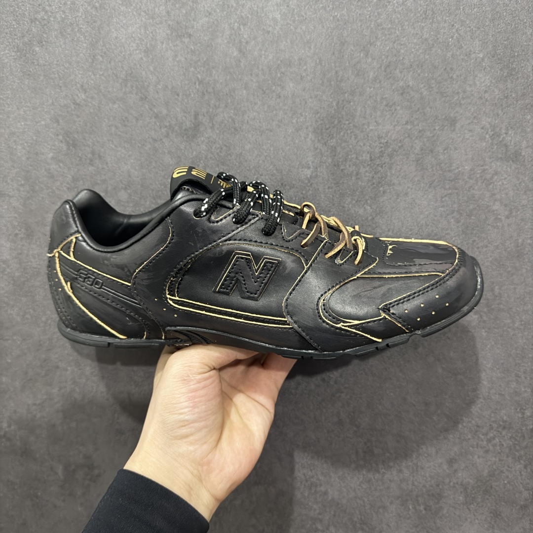 【公司级】缪缪MiuMiu x New Balance NB530 SL系列低帮经典复古休闲运动慢跑鞋 近几年运动品牌与各大潮流品牌不断推出联名产品，在球鞋圈拥有极高的热度。此外，奢侈品牌和运动品牌联名也早已非新鲜事，继 Dior 和 Jordan Brand 以及 Prada 和 adidas 合作后。近日，Miu Miu与New Balance的合作基本已经成为定番，每年都会上新，而近期的最新联名也已经正式曝光，预计会在24年春夏面世！相比之前两次使用的574，这次Miu Miu带来了全新风格。采用了全新型号MR530进行设计，继续使用复古的旧化效果和去年就被带火的美拉德配色打造。Miu Miu作为千禧文化的重要推手，这次也是直接挑选了New Balance 2000年代时发布的健身跑鞋MR530。整体做旧效果非常明显，甚至有些二手鞋的感觉，多少是有点瘦巴黎世家影响了……配色方面将会推出米色和棕色两种颜色可供选择，整体覆盖了做旧麂皮，鞋舌和鞋垫和之前一致，有Miu Miu的Logo，同时搭配皮革和棉质双鞋带组成。尺码：35.5 36 37 37.5 38 38.5 39.5 40 40.5 41.5 42 42.5 43.5 44 45-选品中心