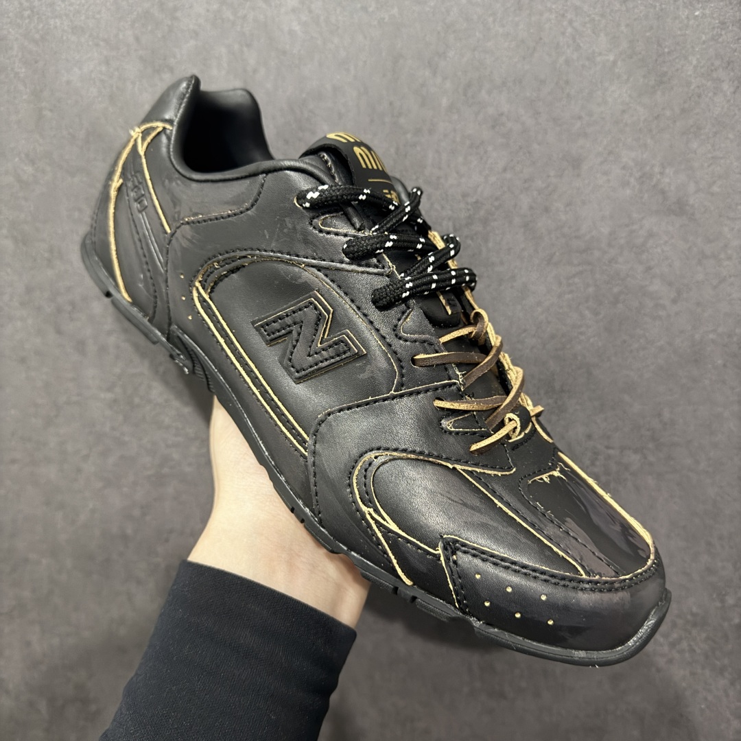图片[3]-【公司级】缪缪MiuMiu x New Balance NB530 SL系列低帮经典复古休闲运动慢跑鞋 近几年运动品牌与各大潮流品牌不断推出联名产品，在球鞋圈拥有极高的热度。此外，奢侈品牌和运动品牌联名也早已非新鲜事，继 Dior 和 Jordan Brand 以及 Prada 和 adidas 合作后。近日，Miu Miu与New Balance的合作基本已经成为定番，每年都会上新，而近期的最新联名也已经正式曝光，预计会在24年春夏面世！相比之前两次使用的574，这次Miu Miu带来了全新风格。采用了全新型号MR530进行设计，继续使用复古的旧化效果和去年就被带火的美拉德配色打造。Miu Miu作为千禧文化的重要推手，这次也是直接挑选了New Balance 2000年代时发布的健身跑鞋MR530。整体做旧效果非常明显，甚至有些二手鞋的感觉，多少是有点瘦巴黎世家影响了……配色方面将会推出米色和棕色两种颜色可供选择，整体覆盖了做旧麂皮，鞋舌和鞋垫和之前一致，有Miu Miu的Logo，同时搭配皮革和棉质双鞋带组成。尺码：35.5 36 37 37.5 38 38.5 39.5 40 40.5 41.5 42 42.5 43.5 44 45-选品中心