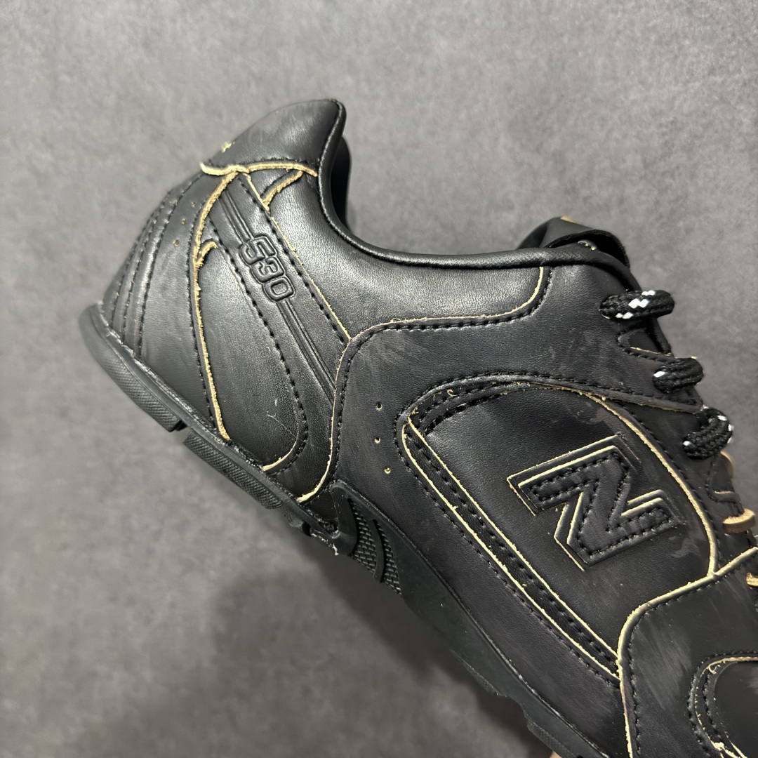 图片[6]-【公司级】缪缪MiuMiu x New Balance NB530 SL系列低帮经典复古休闲运动慢跑鞋 近几年运动品牌与各大潮流品牌不断推出联名产品，在球鞋圈拥有极高的热度。此外，奢侈品牌和运动品牌联名也早已非新鲜事，继 Dior 和 Jordan Brand 以及 Prada 和 adidas 合作后。近日，Miu Miu与New Balance的合作基本已经成为定番，每年都会上新，而近期的最新联名也已经正式曝光，预计会在24年春夏面世！相比之前两次使用的574，这次Miu Miu带来了全新风格。采用了全新型号MR530进行设计，继续使用复古的旧化效果和去年就被带火的美拉德配色打造。Miu Miu作为千禧文化的重要推手，这次也是直接挑选了New Balance 2000年代时发布的健身跑鞋MR530。整体做旧效果非常明显，甚至有些二手鞋的感觉，多少是有点瘦巴黎世家影响了……配色方面将会推出米色和棕色两种颜色可供选择，整体覆盖了做旧麂皮，鞋舌和鞋垫和之前一致，有Miu Miu的Logo，同时搭配皮革和棉质双鞋带组成。尺码：35.5 36 37 37.5 38 38.5 39.5 40 40.5 41.5 42 42.5 43.5 44 45-选品中心