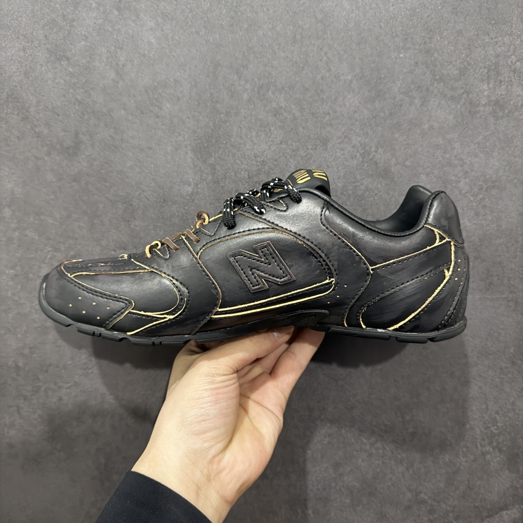 图片[2]-【公司级】缪缪MiuMiu x New Balance NB530 SL系列低帮经典复古休闲运动慢跑鞋 近几年运动品牌与各大潮流品牌不断推出联名产品，在球鞋圈拥有极高的热度。此外，奢侈品牌和运动品牌联名也早已非新鲜事，继 Dior 和 Jordan Brand 以及 Prada 和 adidas 合作后。近日，Miu Miu与New Balance的合作基本已经成为定番，每年都会上新，而近期的最新联名也已经正式曝光，预计会在24年春夏面世！相比之前两次使用的574，这次Miu Miu带来了全新风格。采用了全新型号MR530进行设计，继续使用复古的旧化效果和去年就被带火的美拉德配色打造。Miu Miu作为千禧文化的重要推手，这次也是直接挑选了New Balance 2000年代时发布的健身跑鞋MR530。整体做旧效果非常明显，甚至有些二手鞋的感觉，多少是有点瘦巴黎世家影响了……配色方面将会推出米色和棕色两种颜色可供选择，整体覆盖了做旧麂皮，鞋舌和鞋垫和之前一致，有Miu Miu的Logo，同时搭配皮革和棉质双鞋带组成。尺码：35.5 36 37 37.5 38 38.5 39.5 40 40.5 41.5 42 42.5 43.5 44 45-选品中心