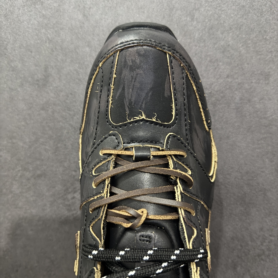 图片[8]-【公司级】缪缪MiuMiu x New Balance NB530 SL系列低帮经典复古休闲运动慢跑鞋 近几年运动品牌与各大潮流品牌不断推出联名产品，在球鞋圈拥有极高的热度。此外，奢侈品牌和运动品牌联名也早已非新鲜事，继 Dior 和 Jordan Brand 以及 Prada 和 adidas 合作后。近日，Miu Miu与New Balance的合作基本已经成为定番，每年都会上新，而近期的最新联名也已经正式曝光，预计会在24年春夏面世！相比之前两次使用的574，这次Miu Miu带来了全新风格。采用了全新型号MR530进行设计，继续使用复古的旧化效果和去年就被带火的美拉德配色打造。Miu Miu作为千禧文化的重要推手，这次也是直接挑选了New Balance 2000年代时发布的健身跑鞋MR530。整体做旧效果非常明显，甚至有些二手鞋的感觉，多少是有点瘦巴黎世家影响了……配色方面将会推出米色和棕色两种颜色可供选择，整体覆盖了做旧麂皮，鞋舌和鞋垫和之前一致，有Miu Miu的Logo，同时搭配皮革和棉质双鞋带组成。尺码：35.5 36 37 37.5 38 38.5 39.5 40 40.5 41.5 42 42.5 43.5 44 45-选品中心