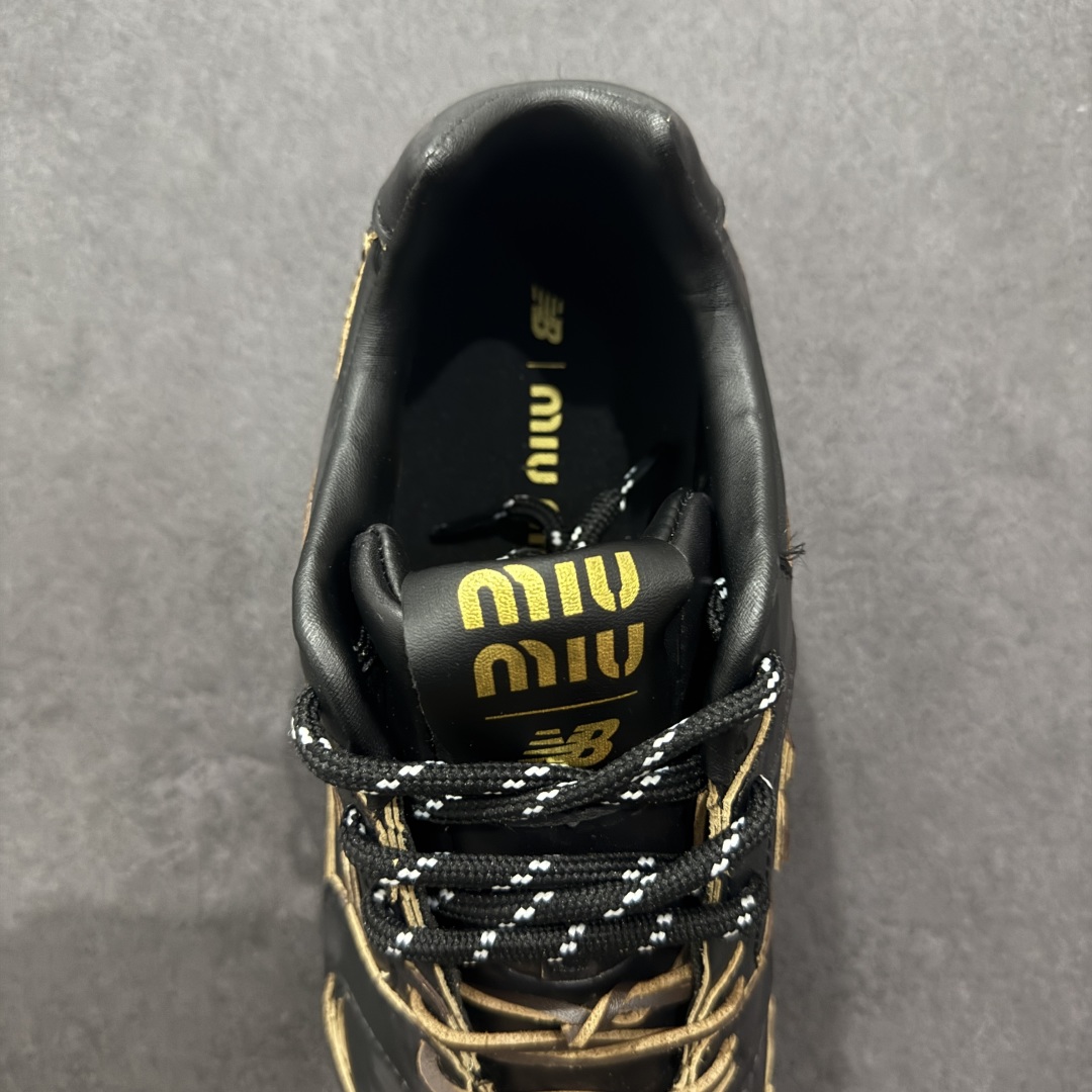 图片[7]-【公司级】缪缪MiuMiu x New Balance NB530 SL系列低帮经典复古休闲运动慢跑鞋 近几年运动品牌与各大潮流品牌不断推出联名产品，在球鞋圈拥有极高的热度。此外，奢侈品牌和运动品牌联名也早已非新鲜事，继 Dior 和 Jordan Brand 以及 Prada 和 adidas 合作后。近日，Miu Miu与New Balance的合作基本已经成为定番，每年都会上新，而近期的最新联名也已经正式曝光，预计会在24年春夏面世！相比之前两次使用的574，这次Miu Miu带来了全新风格。采用了全新型号MR530进行设计，继续使用复古的旧化效果和去年就被带火的美拉德配色打造。Miu Miu作为千禧文化的重要推手，这次也是直接挑选了New Balance 2000年代时发布的健身跑鞋MR530。整体做旧效果非常明显，甚至有些二手鞋的感觉，多少是有点瘦巴黎世家影响了……配色方面将会推出米色和棕色两种颜色可供选择，整体覆盖了做旧麂皮，鞋舌和鞋垫和之前一致，有Miu Miu的Logo，同时搭配皮革和棉质双鞋带组成。尺码：35.5 36 37 37.5 38 38.5 39.5 40 40.5 41.5 42 42.5 43.5 44 45-选品中心