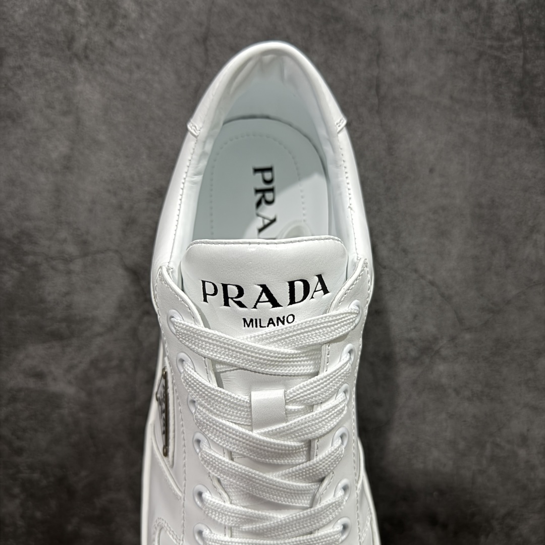图片[8]-【广东纯原版本】普拉达Prada Downtown Low Sneakers 闹市区系列低帮系带百搭休闲运动小白板鞋“皮革黑白熊猫三角标”男鞋广东原产#原楦数据开发版型#采用粒面头层牛皮鞋面材质#内嵌灌注式PU乳胶缓震鞋垫#外置3.5cmTPR抽真空橡胶鞋底 标志性的珐琅三角形金属徽标，意大利高奢品牌 这款皮革运动鞋多角度诠释Prada徽标：轻巧跃于鞋舌，沿轻质橡胶鞋底铺陈，化身标志性的涂珐琅金属三角形点缀鞋面一侧，无不阐释品牌格调。金属孔眼和棉质鞋带 珐琅三角形装饰鞋面 鞋舌Prada Milano印花徽标 轻质箱型鞋底，侧面配压花徽标 鞋底厚3.5厘米 可拆卸皮革包覆内底 尺码 38 39 40 41 42 43 44 45-选品中心