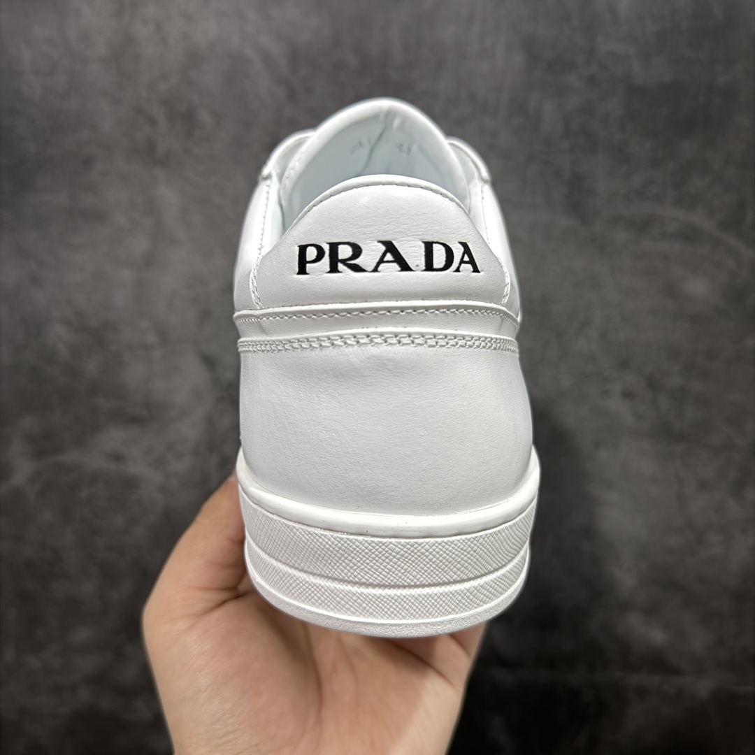 图片[4]-【广东纯原版本】普拉达Prada Downtown Low Sneakers 闹市区系列低帮系带百搭休闲运动小白板鞋“皮革黑白熊猫三角标”男鞋广东原产#原楦数据开发版型#采用粒面头层牛皮鞋面材质#内嵌灌注式PU乳胶缓震鞋垫#外置3.5cmTPR抽真空橡胶鞋底 标志性的珐琅三角形金属徽标，意大利高奢品牌 这款皮革运动鞋多角度诠释Prada徽标：轻巧跃于鞋舌，沿轻质橡胶鞋底铺陈，化身标志性的涂珐琅金属三角形点缀鞋面一侧，无不阐释品牌格调。金属孔眼和棉质鞋带 珐琅三角形装饰鞋面 鞋舌Prada Milano印花徽标 轻质箱型鞋底，侧面配压花徽标 鞋底厚3.5厘米 可拆卸皮革包覆内底 尺码 38 39 40 41 42 43 44 45-选品中心