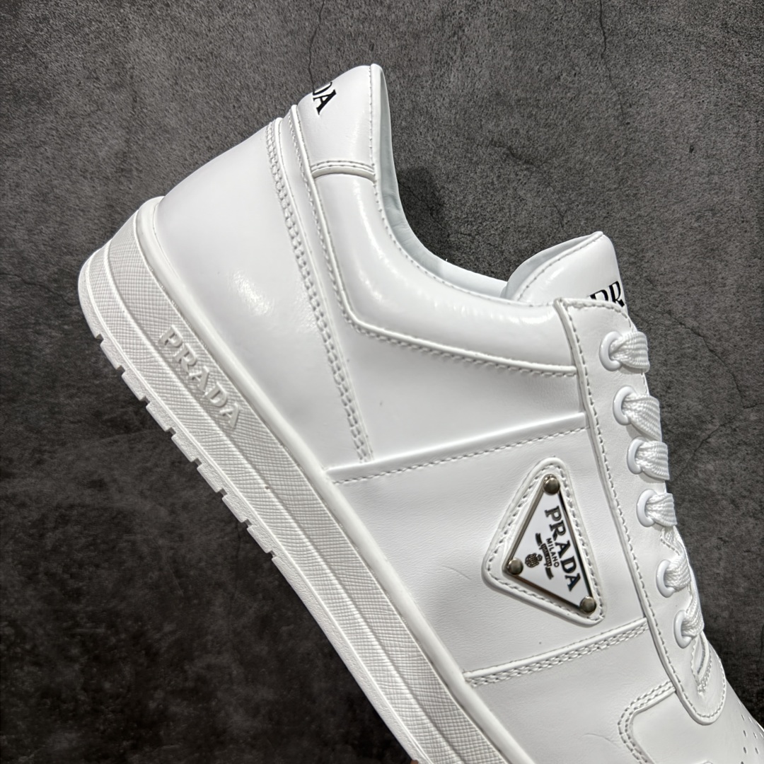 图片[7]-【广东纯原版本】普拉达Prada Downtown Low Sneakers 闹市区系列低帮系带百搭休闲运动小白板鞋“皮革黑白熊猫三角标”男鞋广东原产#原楦数据开发版型#采用粒面头层牛皮鞋面材质#内嵌灌注式PU乳胶缓震鞋垫#外置3.5cmTPR抽真空橡胶鞋底 标志性的珐琅三角形金属徽标，意大利高奢品牌 这款皮革运动鞋多角度诠释Prada徽标：轻巧跃于鞋舌，沿轻质橡胶鞋底铺陈，化身标志性的涂珐琅金属三角形点缀鞋面一侧，无不阐释品牌格调。金属孔眼和棉质鞋带 珐琅三角形装饰鞋面 鞋舌Prada Milano印花徽标 轻质箱型鞋底，侧面配压花徽标 鞋底厚3.5厘米 可拆卸皮革包覆内底 尺码 38 39 40 41 42 43 44 45-选品中心