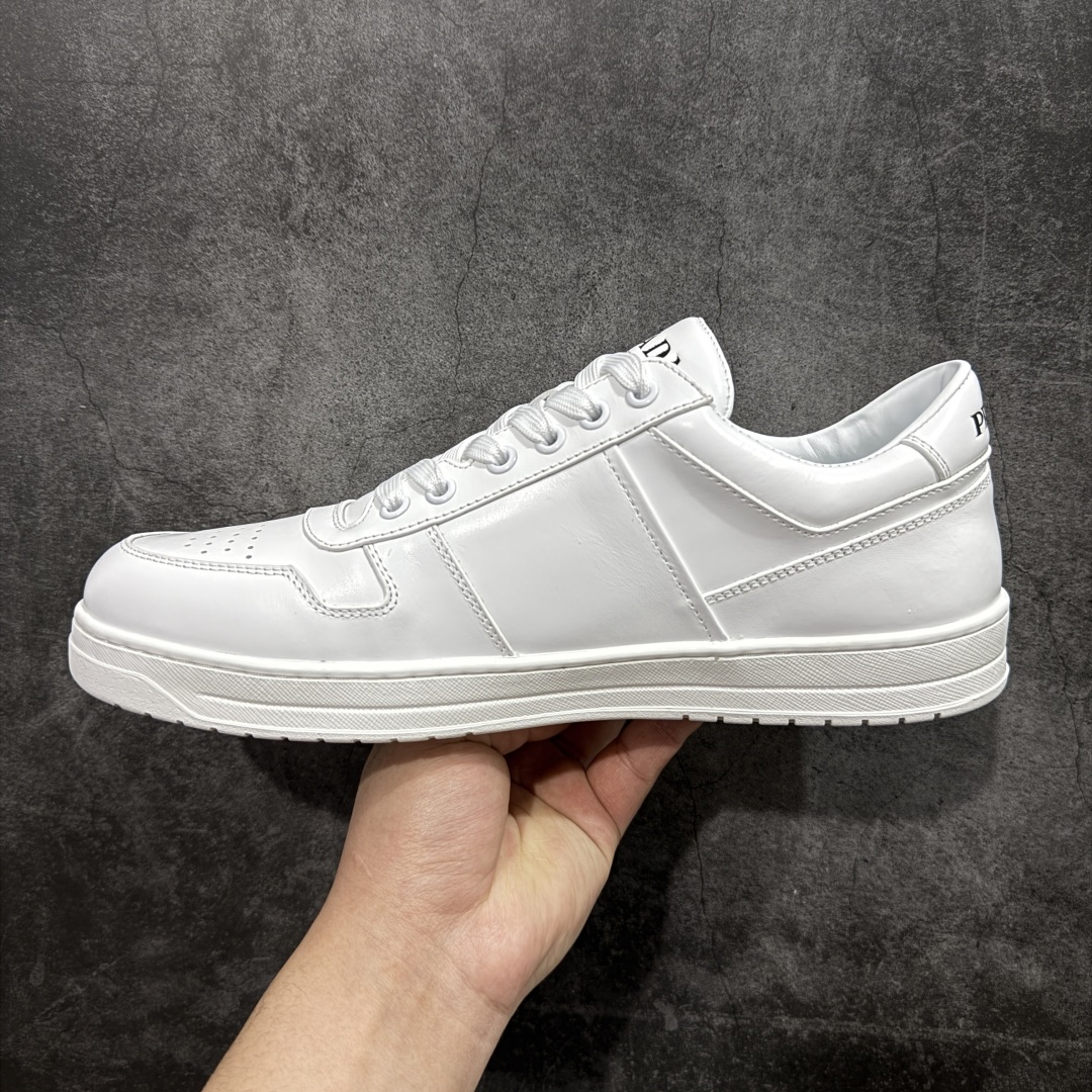 图片[2]-【广东纯原版本】普拉达Prada Downtown Low Sneakers 闹市区系列低帮系带百搭休闲运动小白板鞋“皮革黑白熊猫三角标”男鞋广东原产#原楦数据开发版型#采用粒面头层牛皮鞋面材质#内嵌灌注式PU乳胶缓震鞋垫#外置3.5cmTPR抽真空橡胶鞋底 标志性的珐琅三角形金属徽标，意大利高奢品牌 这款皮革运动鞋多角度诠释Prada徽标：轻巧跃于鞋舌，沿轻质橡胶鞋底铺陈，化身标志性的涂珐琅金属三角形点缀鞋面一侧，无不阐释品牌格调。金属孔眼和棉质鞋带 珐琅三角形装饰鞋面 鞋舌Prada Milano印花徽标 轻质箱型鞋底，侧面配压花徽标 鞋底厚3.5厘米 可拆卸皮革包覆内底 尺码 38 39 40 41 42 43 44 45-选品中心