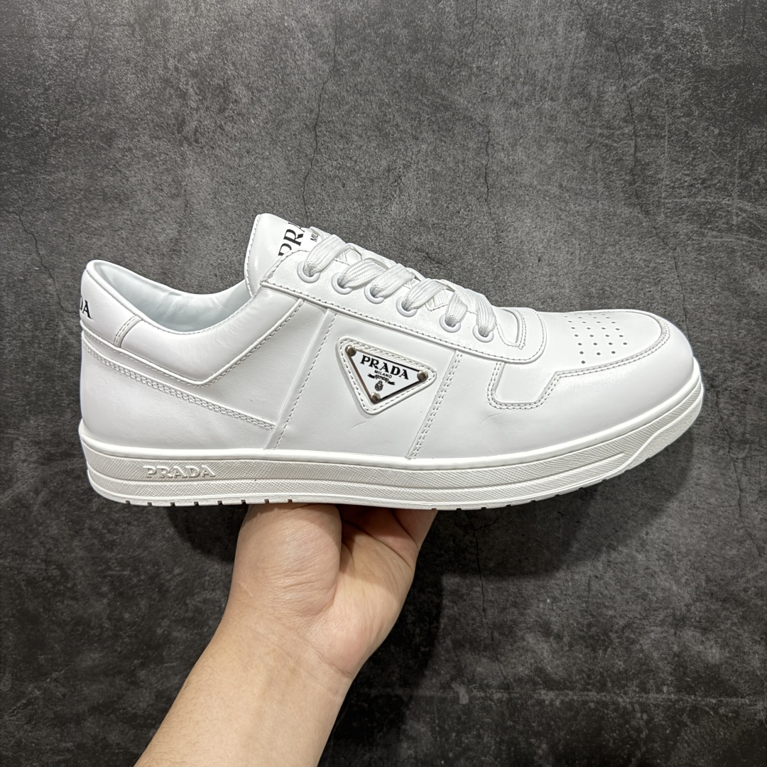 【广东纯原版本】普拉达Prada Downtown Low Sneakers 闹市区系列低帮系带百搭休闲运动小白板鞋“皮革黑白熊猫三角标”男鞋广东原产#原楦数据开发版型#采用粒面头层牛皮鞋面材质#内嵌灌注式PU乳胶缓震鞋垫#外置3.5cmTPR抽真空橡胶鞋底 标志性的珐琅三角形金属徽标,意大利高奢品牌 这款皮革运动鞋多角度诠释Prada徽标:轻巧跃于鞋舌,沿轻质橡胶鞋底铺陈,化身标志性的涂珐琅金属三角形点缀鞋面一侧,无不阐释品牌格调。金属孔眼和棉质鞋带 珐琅三角形装饰鞋面 鞋舌Prada Milano印花徽标 轻质箱型鞋底,侧面配压花徽标 鞋底厚3.5厘米 可拆卸皮革包覆内底 尺码 38 39 40 41 42 43 44 45-选品中心