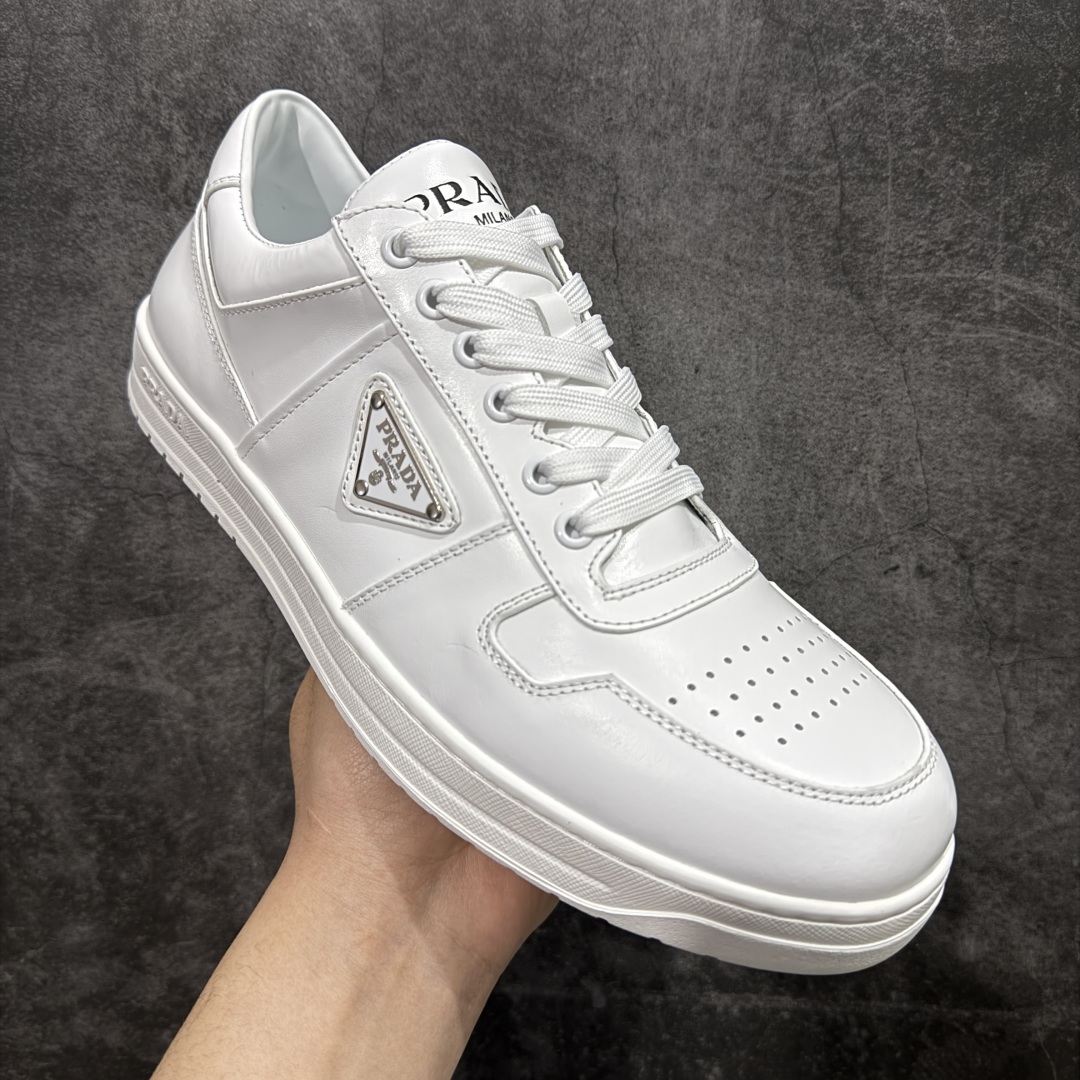 图片[3]-【广东纯原版本】普拉达Prada Downtown Low Sneakers 闹市区系列低帮系带百搭休闲运动小白板鞋“皮革黑白熊猫三角标”男鞋广东原产#原楦数据开发版型#采用粒面头层牛皮鞋面材质#内嵌灌注式PU乳胶缓震鞋垫#外置3.5cmTPR抽真空橡胶鞋底 标志性的珐琅三角形金属徽标，意大利高奢品牌 这款皮革运动鞋多角度诠释Prada徽标：轻巧跃于鞋舌，沿轻质橡胶鞋底铺陈，化身标志性的涂珐琅金属三角形点缀鞋面一侧，无不阐释品牌格调。金属孔眼和棉质鞋带 珐琅三角形装饰鞋面 鞋舌Prada Milano印花徽标 轻质箱型鞋底，侧面配压花徽标 鞋底厚3.5厘米 可拆卸皮革包覆内底 尺码 38 39 40 41 42 43 44 45-选品中心