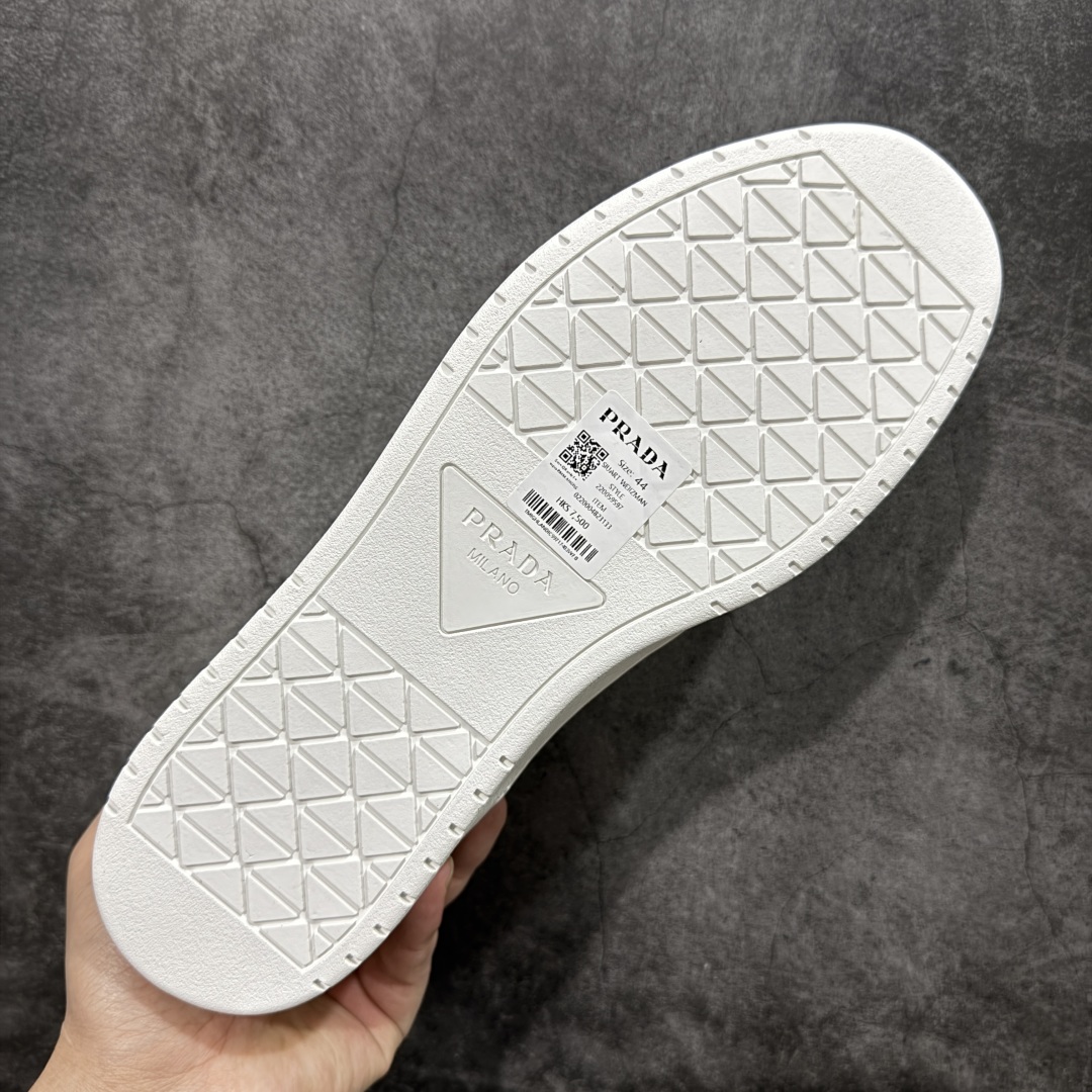 图片[9]-【广东纯原版本】普拉达Prada Downtown Low Sneakers 闹市区系列低帮系带百搭休闲运动小白板鞋“皮革黑白熊猫三角标”男鞋广东原产#原楦数据开发版型#采用粒面头层牛皮鞋面材质#内嵌灌注式PU乳胶缓震鞋垫#外置3.5cmTPR抽真空橡胶鞋底 标志性的珐琅三角形金属徽标，意大利高奢品牌 这款皮革运动鞋多角度诠释Prada徽标：轻巧跃于鞋舌，沿轻质橡胶鞋底铺陈，化身标志性的涂珐琅金属三角形点缀鞋面一侧，无不阐释品牌格调。金属孔眼和棉质鞋带 珐琅三角形装饰鞋面 鞋舌Prada Milano印花徽标 轻质箱型鞋底，侧面配压花徽标 鞋底厚3.5厘米 可拆卸皮革包覆内底 尺码 38 39 40 41 42 43 44 45-选品中心
