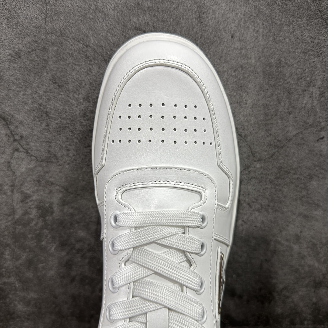 图片[5]-【广东纯原版本】普拉达Prada Downtown Low Sneakers 闹市区系列低帮系带百搭休闲运动小白板鞋“皮革黑白熊猫三角标”男鞋广东原产#原楦数据开发版型#采用粒面头层牛皮鞋面材质#内嵌灌注式PU乳胶缓震鞋垫#外置3.5cmTPR抽真空橡胶鞋底 标志性的珐琅三角形金属徽标，意大利高奢品牌 这款皮革运动鞋多角度诠释Prada徽标：轻巧跃于鞋舌，沿轻质橡胶鞋底铺陈，化身标志性的涂珐琅金属三角形点缀鞋面一侧，无不阐释品牌格调。金属孔眼和棉质鞋带 珐琅三角形装饰鞋面 鞋舌Prada Milano印花徽标 轻质箱型鞋底，侧面配压花徽标 鞋底厚3.5厘米 可拆卸皮革包覆内底 尺码 38 39 40 41 42 43 44 45-选品中心