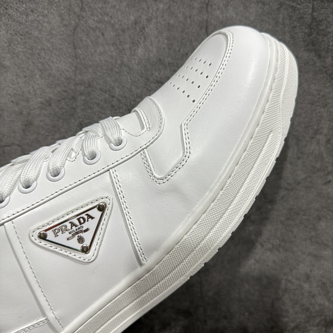 图片[6]-【广东纯原版本】普拉达Prada Downtown Low Sneakers 闹市区系列低帮系带百搭休闲运动小白板鞋“皮革黑白熊猫三角标”男鞋广东原产#原楦数据开发版型#采用粒面头层牛皮鞋面材质#内嵌灌注式PU乳胶缓震鞋垫#外置3.5cmTPR抽真空橡胶鞋底 标志性的珐琅三角形金属徽标，意大利高奢品牌 这款皮革运动鞋多角度诠释Prada徽标：轻巧跃于鞋舌，沿轻质橡胶鞋底铺陈，化身标志性的涂珐琅金属三角形点缀鞋面一侧，无不阐释品牌格调。金属孔眼和棉质鞋带 珐琅三角形装饰鞋面 鞋舌Prada Milano印花徽标 轻质箱型鞋底，侧面配压花徽标 鞋底厚3.5厘米 可拆卸皮革包覆内底 尺码 38 39 40 41 42 43 44 45-选品中心