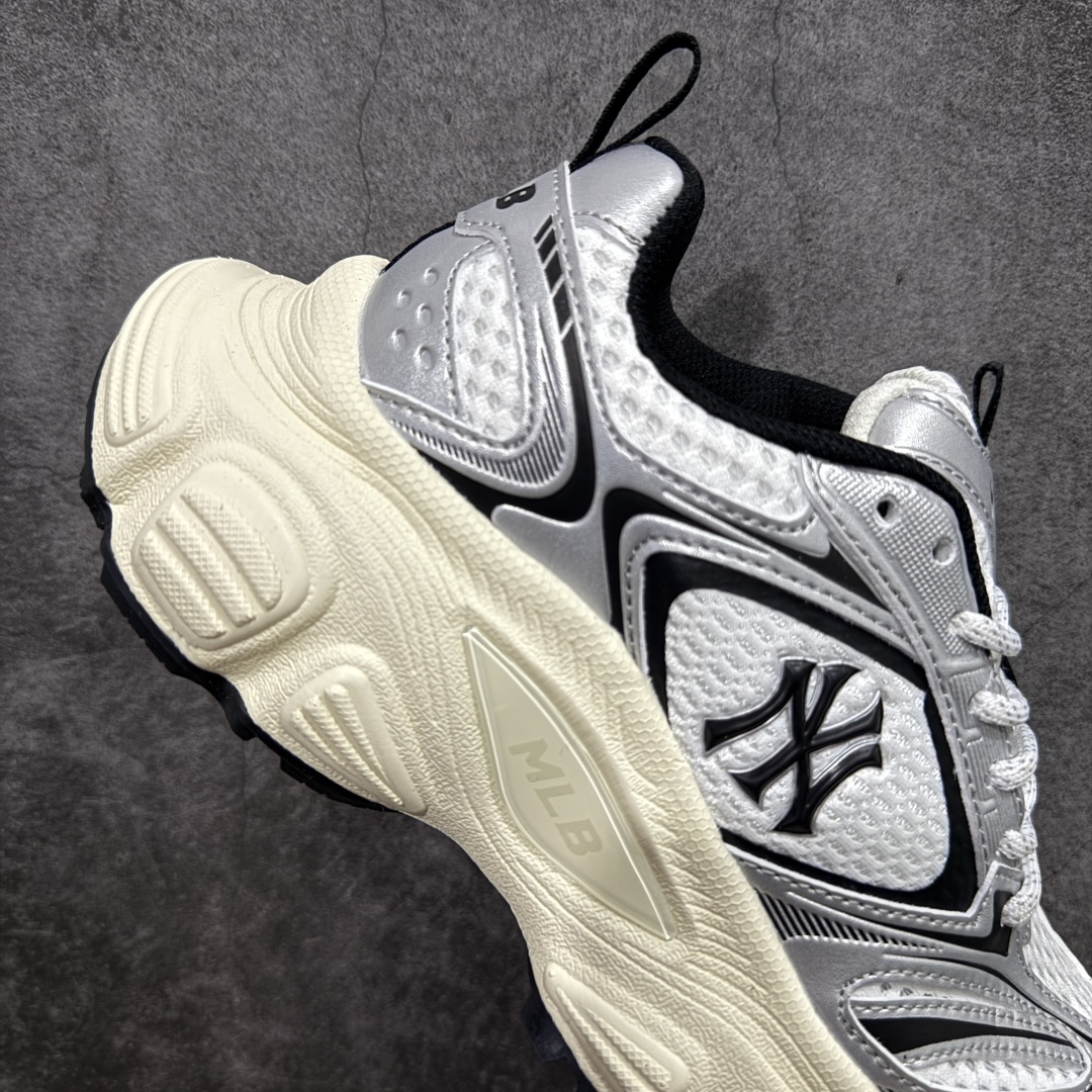 图片[7]-【纯原版】MLB Winner Chunky 25新款 NY百搭舒适休闲潮流运动厚底增高 防滑耐磨 低帮 老爹鞋 男女同款 银色 潮流厚底时尚街头赛博老爹鞋 MLB官方同步出货 虞书欣等众多潮流明星同款 高弹双层MD大底 原楦原档案数据开发版型（完美鞋头弧度/后套收口效果🆚市面文案版本‼️） 原厂立体填充鞋舌海绵 中底注胶孔原数据开发模具大底原厂转印标市面上唯一纯原版本 原材料打造 内增高6cm 原厂1：1模具开发 原厂进口纳米材质 原厂 全套手提袋 原盒雷射防伪标包装 天猫订单品质 官网尺码：35 36 36.5 37.5 38 38.5 39 40 40.5 41 42 42.5 43 44 45-选品中心