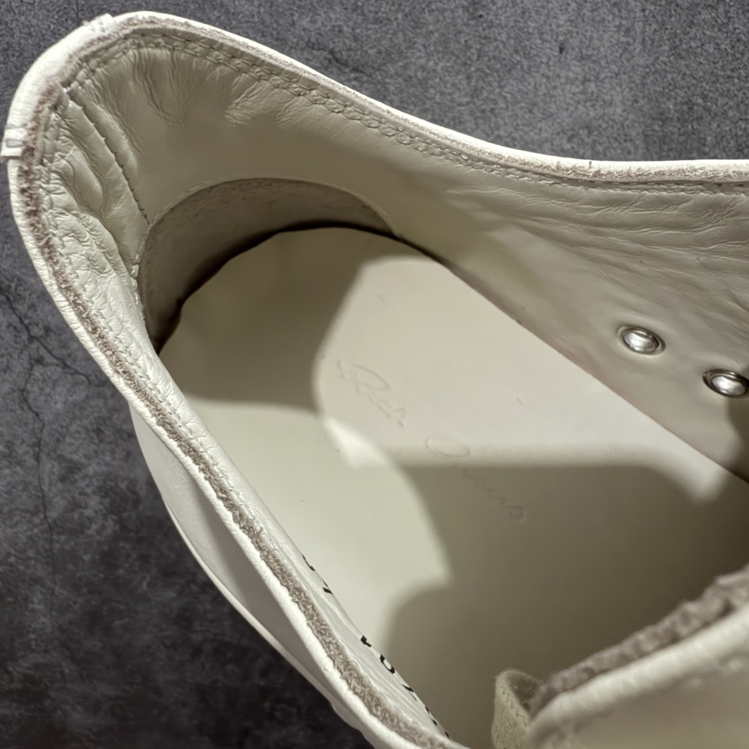 图片[8]-【莞产G版】RO / Rick Owens 瑞克·欧文斯【主线】 【款式】 侵权三角标/低帮/厚底/细鞋带款，头层全白OG牛皮亮面配色！ 【皮料】 东莞原厂进口全新粒面摔纹头层小牛，油光发亮质感！ 【三角标】长绒灰白麂皮头层小牛皮，厚切1.2mm。 【鞋带】 鞋带采用水染定织法工艺，高密度之下，透出光泽感！ 【鞋头】 原厂楦头定型，优雅大幅度上翘弧度！ 【鞋舌】 内里和后跟包裹是全牛皮，一整张牛皮切割，无拼皮、无边角料皮！ 【鞋底】TPU大底奶香味！硬度、肤感一比一！鞋底logo钢印清晰正确！ 【鞋垫】整张牛皮鞋垫 + 3层夹心泡棉材质（白+粉色），独家私人开模冲孔！ 【尺码】 ：36 37 38 39 40 41 42 43 44 45 46-选品中心