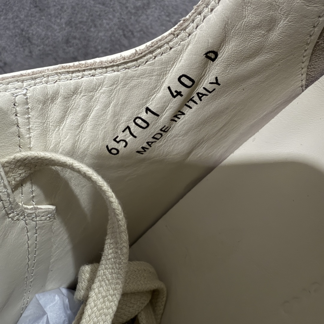 图片[9]-【莞产G版】RO / Rick Owens 瑞克·欧文斯【主线】 【款式】 侵权三角标/低帮/厚底/细鞋带款，头层全白OG牛皮亮面配色！ 【皮料】 东莞原厂进口全新粒面摔纹头层小牛，油光发亮质感！ 【三角标】长绒灰白麂皮头层小牛皮，厚切1.2mm。 【鞋带】 鞋带采用水染定织法工艺，高密度之下，透出光泽感！ 【鞋头】 原厂楦头定型，优雅大幅度上翘弧度！ 【鞋舌】 内里和后跟包裹是全牛皮，一整张牛皮切割，无拼皮、无边角料皮！ 【鞋底】TPU大底奶香味！硬度、肤感一比一！鞋底logo钢印清晰正确！ 【鞋垫】整张牛皮鞋垫 + 3层夹心泡棉材质（白+粉色），独家私人开模冲孔！ 【尺码】 ：36 37 38 39 40 41 42 43 44 45 46-选品中心