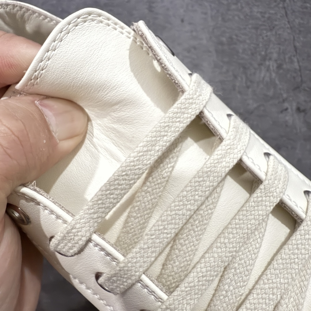 图片[6]-【莞产G版】RO / Rick Owens 瑞克·欧文斯【主线】 【款式】 侵权三角标/低帮/厚底/细鞋带款，头层全白OG牛皮亮面配色！ 【皮料】 东莞原厂进口全新粒面摔纹头层小牛，油光发亮质感！ 【三角标】长绒灰白麂皮头层小牛皮，厚切1.2mm。 【鞋带】 鞋带采用水染定织法工艺，高密度之下，透出光泽感！ 【鞋头】 原厂楦头定型，优雅大幅度上翘弧度！ 【鞋舌】 内里和后跟包裹是全牛皮，一整张牛皮切割，无拼皮、无边角料皮！ 【鞋底】TPU大底奶香味！硬度、肤感一比一！鞋底logo钢印清晰正确！ 【鞋垫】整张牛皮鞋垫 + 3层夹心泡棉材质（白+粉色），独家私人开模冲孔！ 【尺码】 ：36 37 38 39 40 41 42 43 44 45 46-选品中心