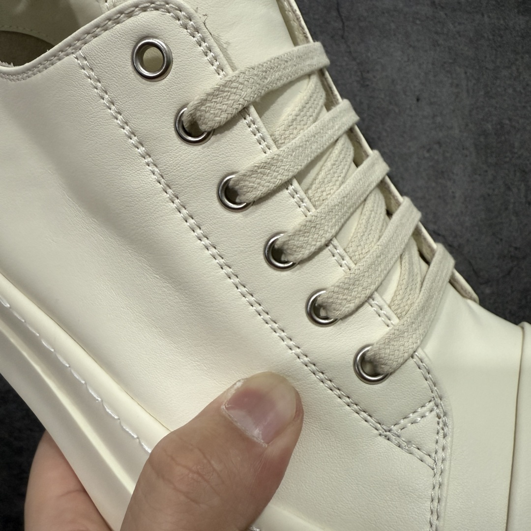 图片[4]-【莞产G版】RO / Rick Owens 瑞克·欧文斯【主线】 【款式】 侵权三角标/低帮/厚底/细鞋带款，头层全白OG牛皮亮面配色！ 【皮料】 东莞原厂进口全新粒面摔纹头层小牛，油光发亮质感！ 【三角标】长绒灰白麂皮头层小牛皮，厚切1.2mm。 【鞋带】 鞋带采用水染定织法工艺，高密度之下，透出光泽感！ 【鞋头】 原厂楦头定型，优雅大幅度上翘弧度！ 【鞋舌】 内里和后跟包裹是全牛皮，一整张牛皮切割，无拼皮、无边角料皮！ 【鞋底】TPU大底奶香味！硬度、肤感一比一！鞋底logo钢印清晰正确！ 【鞋垫】整张牛皮鞋垫 + 3层夹心泡棉材质（白+粉色），独家私人开模冲孔！ 【尺码】 ：36 37 38 39 40 41 42 43 44 45 46-选品中心