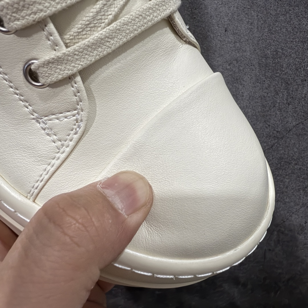 图片[5]-【莞产G版】RO / Rick Owens 瑞克·欧文斯【主线】 【款式】 侵权三角标/低帮/厚底/细鞋带款，头层全白OG牛皮亮面配色！ 【皮料】 东莞原厂进口全新粒面摔纹头层小牛，油光发亮质感！ 【三角标】长绒灰白麂皮头层小牛皮，厚切1.2mm。 【鞋带】 鞋带采用水染定织法工艺，高密度之下，透出光泽感！ 【鞋头】 原厂楦头定型，优雅大幅度上翘弧度！ 【鞋舌】 内里和后跟包裹是全牛皮，一整张牛皮切割，无拼皮、无边角料皮！ 【鞋底】TPU大底奶香味！硬度、肤感一比一！鞋底logo钢印清晰正确！ 【鞋垫】整张牛皮鞋垫 + 3层夹心泡棉材质（白+粉色），独家私人开模冲孔！ 【尺码】 ：36 37 38 39 40 41 42 43 44 45 46-选品中心