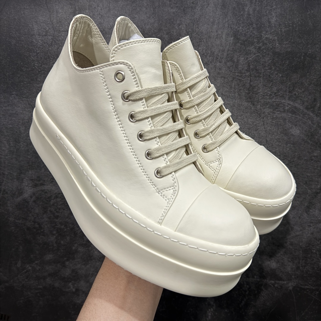 【莞产G版】RO / Rick Owens 瑞克·欧文斯【主线】 【款式】 侵权三角标/低帮/厚底/细鞋带款,头层全白OG牛皮亮面配色! 【皮料】 东莞原厂进口全新粒面摔纹头层小牛,油光发亮质感! 【三角标】长绒灰白麂皮头层小牛皮,厚切1.2mm。 【鞋带】 鞋带采用水染定织法工艺,高密度之下,透出光泽感! 【鞋头】 原厂楦头定型,优雅大幅度上翘弧度! 【鞋舌】 内里和后跟包裹是全牛皮,一整张牛皮切割,无拼皮、无边角料皮! 【鞋底】TPU大底奶香味!硬度、肤感一比一!鞋底logo钢印清晰正确! 【鞋垫】整张牛皮鞋垫 + 3层夹心泡棉材质(白+粉色),独家私人开模冲孔! 【尺码】 :36 37 38 39 40 41 42 43 44 45 46-选品中心