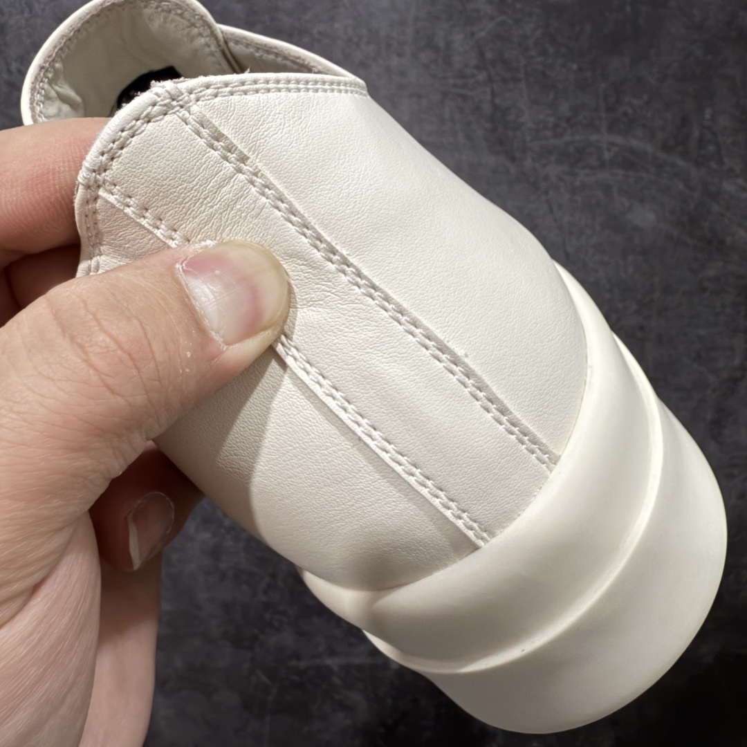 图片[2]-【莞产G版】RO / Rick Owens 瑞克·欧文斯【主线】 【款式】 侵权三角标/低帮/厚底/细鞋带款，头层全白OG牛皮亮面配色！ 【皮料】 东莞原厂进口全新粒面摔纹头层小牛，油光发亮质感！ 【三角标】长绒灰白麂皮头层小牛皮，厚切1.2mm。 【鞋带】 鞋带采用水染定织法工艺，高密度之下，透出光泽感！ 【鞋头】 原厂楦头定型，优雅大幅度上翘弧度！ 【鞋舌】 内里和后跟包裹是全牛皮，一整张牛皮切割，无拼皮、无边角料皮！ 【鞋底】TPU大底奶香味！硬度、肤感一比一！鞋底logo钢印清晰正确！ 【鞋垫】整张牛皮鞋垫 + 3层夹心泡棉材质（白+粉色），独家私人开模冲孔！ 【尺码】 ：36 37 38 39 40 41 42 43 44 45 46-选品中心
