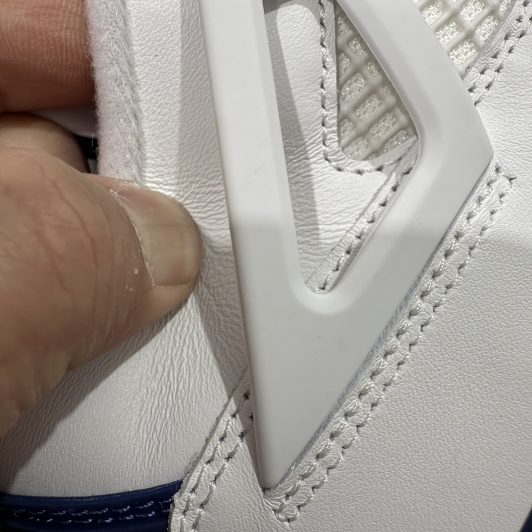 图片[4]-【LN版本】NK SB x Air Jordan AJ4 联名海军蓝 白蓝 DR5415-100 全新批次 重点区分市面 唯一正确细节 后跟饰片中心位置有合模线 超弹硅胶材质 内层不织布补强 补强为硅胶提供更强耐久性 避免断裂 圈内最强四代 独家外贸特供尺码含 45.5 49.5 50.5 耗时半年巨作 全套原纸板楦头开发 原厂特供皮料加持 确保原汁原味 完美呈现四代版型 一比一鞋头弧度高度鞋身弧度 数据细节工艺流程均保持原鞋一致 原厂TPU网格鞋带扣 正确内里网布 菱角分明不变形无多余毛边 柔软性质感一致于原鞋 市场唯一原厂鞋扣模具 背面可见隐藏注塑口 原厂织唛标 原厂飞人电绣工艺 尾指中部跳三针 独家绑鞋带手法 印刷中底布 四线拉帮 米色美纹纸贴合固定 进口港宝加持 后跟自然饱满 全鞋荧光划线卡点 追求极致完美 每一双都是工艺品 多重QC质检 超越公司货的品控标准 实实在在的免检产品 尺码：40 40.5 41 42 42.5 43 44 44.5 45 45.5 46 47.5 48.5 49.5 50.5-选品中心