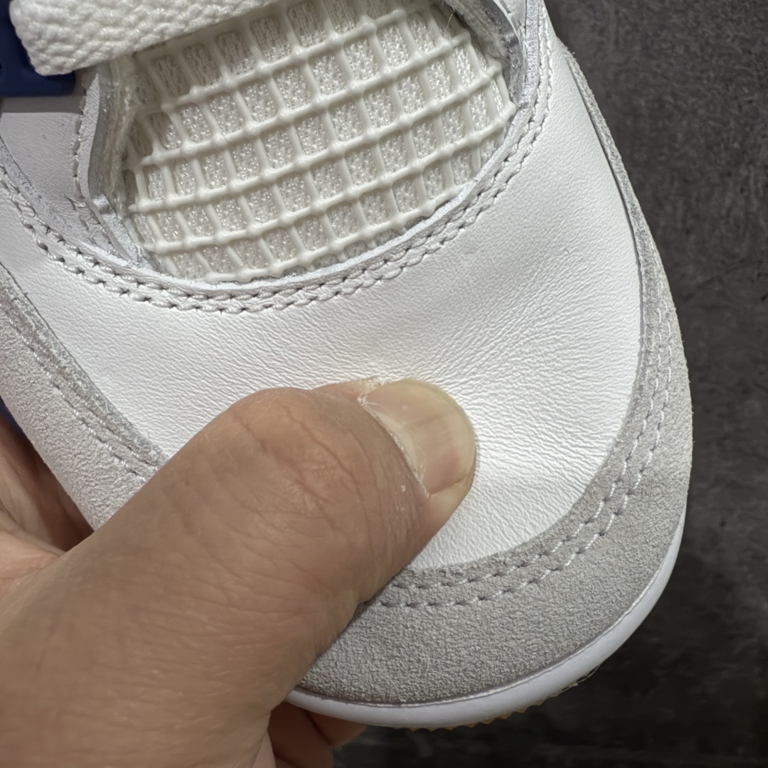 图片[6]-【LN版本】NK SB x Air Jordan AJ4 联名海军蓝 白蓝 DR5415-100 全新批次 重点区分市面 唯一正确细节 后跟饰片中心位置有合模线 超弹硅胶材质 内层不织布补强 补强为硅胶提供更强耐久性 避免断裂 圈内最强四代 独家外贸特供尺码含 45.5 49.5 50.5 耗时半年巨作 全套原纸板楦头开发 原厂特供皮料加持 确保原汁原味 完美呈现四代版型 一比一鞋头弧度高度鞋身弧度 数据细节工艺流程均保持原鞋一致 原厂TPU网格鞋带扣 正确内里网布 菱角分明不变形无多余毛边 柔软性质感一致于原鞋 市场唯一原厂鞋扣模具 背面可见隐藏注塑口 原厂织唛标 原厂飞人电绣工艺 尾指中部跳三针 独家绑鞋带手法 印刷中底布 四线拉帮 米色美纹纸贴合固定 进口港宝加持 后跟自然饱满 全鞋荧光划线卡点 追求极致完美 每一双都是工艺品 多重QC质检 超越公司货的品控标准 实实在在的免检产品 尺码：40 40.5 41 42 42.5 43 44 44.5 45 45.5 46 47.5 48.5 49.5 50.5-选品中心