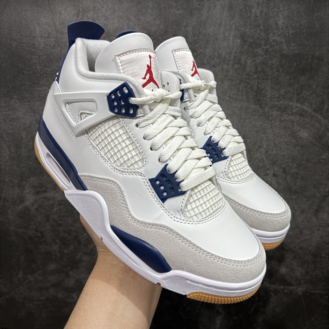 【LN版本】NK SB x Air Jordan AJ4 联名海军蓝 白蓝 DR5415-100 全新批次 重点区分市面 唯一正确细节 后跟饰片中心位置有合模线 超弹硅胶材质 内层不织布补强 补强为硅胶提供更强耐久性 避免断裂 圈内最强四代 独家外贸特供尺码含 45.5 49.5 50.5 耗时半年巨作 全套原纸板楦头开发 原厂特供皮料加持 确保原汁原味 完美呈现四代版型 一比一鞋头弧度高度鞋身弧度 数据细节工艺流程均保持原鞋一致 原厂TPU网格鞋带扣 正确内里网布 菱角分明不变形无多余毛边 柔软性质感一致于原鞋 市场唯一原厂鞋扣模具 背面可见隐藏注塑口 原厂织唛标 原厂飞人电绣工艺 尾指中部跳三针 独家绑鞋带手法 印刷中底布 四线拉帮 米色美纹纸贴合固定 进口港宝加持 后跟自然饱满 全鞋荧光划线卡点 追求极致完美 每一双都是工艺品 多重QC质检 超越公司货的品控标准 实实在在的免检产品 尺码：40 40.5 41 42 42.5 43 44 44.5 45 45.5 46 47.5 48.5 49.5 50.5-选品中心