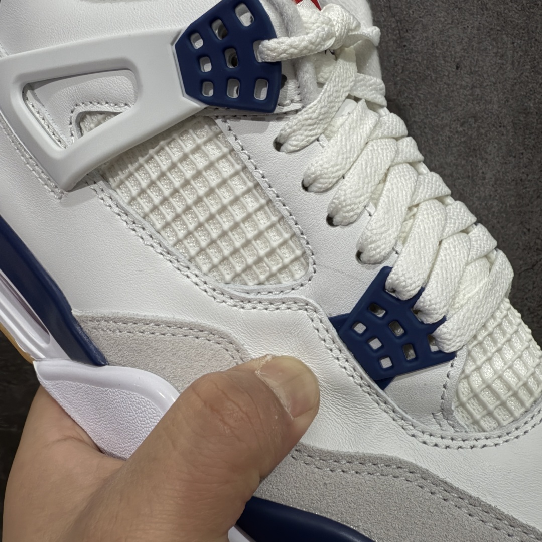 图片[5]-【LN版本】NK SB x Air Jordan AJ4 联名海军蓝 白蓝 DR5415-100 全新批次 重点区分市面 唯一正确细节 后跟饰片中心位置有合模线 超弹硅胶材质 内层不织布补强 补强为硅胶提供更强耐久性 避免断裂 圈内最强四代 独家外贸特供尺码含 45.5 49.5 50.5 耗时半年巨作 全套原纸板楦头开发 原厂特供皮料加持 确保原汁原味 完美呈现四代版型 一比一鞋头弧度高度鞋身弧度 数据细节工艺流程均保持原鞋一致 原厂TPU网格鞋带扣 正确内里网布 菱角分明不变形无多余毛边 柔软性质感一致于原鞋 市场唯一原厂鞋扣模具 背面可见隐藏注塑口 原厂织唛标 原厂飞人电绣工艺 尾指中部跳三针 独家绑鞋带手法 印刷中底布 四线拉帮 米色美纹纸贴合固定 进口港宝加持 后跟自然饱满 全鞋荧光划线卡点 追求极致完美 每一双都是工艺品 多重QC质检 超越公司货的品控标准 实实在在的免检产品 尺码：40 40.5 41 42 42.5 43 44 44.5 45 45.5 46 47.5 48.5 49.5 50.5-选品中心