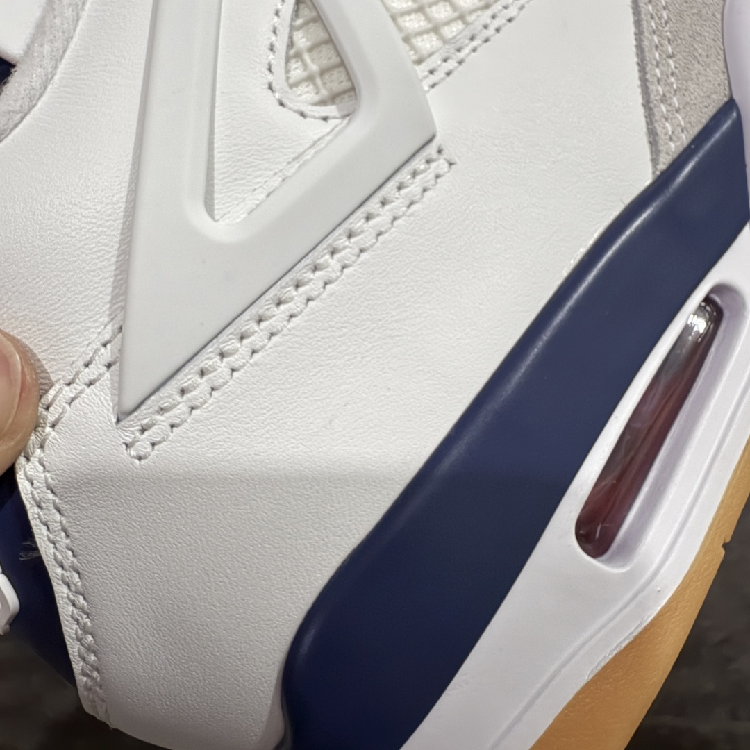 图片[3]-【LN版本】NK SB x Air Jordan AJ4 联名海军蓝 白蓝 DR5415-100 全新批次 重点区分市面 唯一正确细节 后跟饰片中心位置有合模线 超弹硅胶材质 内层不织布补强 补强为硅胶提供更强耐久性 避免断裂 圈内最强四代 独家外贸特供尺码含 45.5 49.5 50.5 耗时半年巨作 全套原纸板楦头开发 原厂特供皮料加持 确保原汁原味 完美呈现四代版型 一比一鞋头弧度高度鞋身弧度 数据细节工艺流程均保持原鞋一致 原厂TPU网格鞋带扣 正确内里网布 菱角分明不变形无多余毛边 柔软性质感一致于原鞋 市场唯一原厂鞋扣模具 背面可见隐藏注塑口 原厂织唛标 原厂飞人电绣工艺 尾指中部跳三针 独家绑鞋带手法 印刷中底布 四线拉帮 米色美纹纸贴合固定 进口港宝加持 后跟自然饱满 全鞋荧光划线卡点 追求极致完美 每一双都是工艺品 多重QC质检 超越公司货的品控标准 实实在在的免检产品 尺码：40 40.5 41 42 42.5 43 44 44.5 45 45.5 46 47.5 48.5 49.5 50.5-选品中心