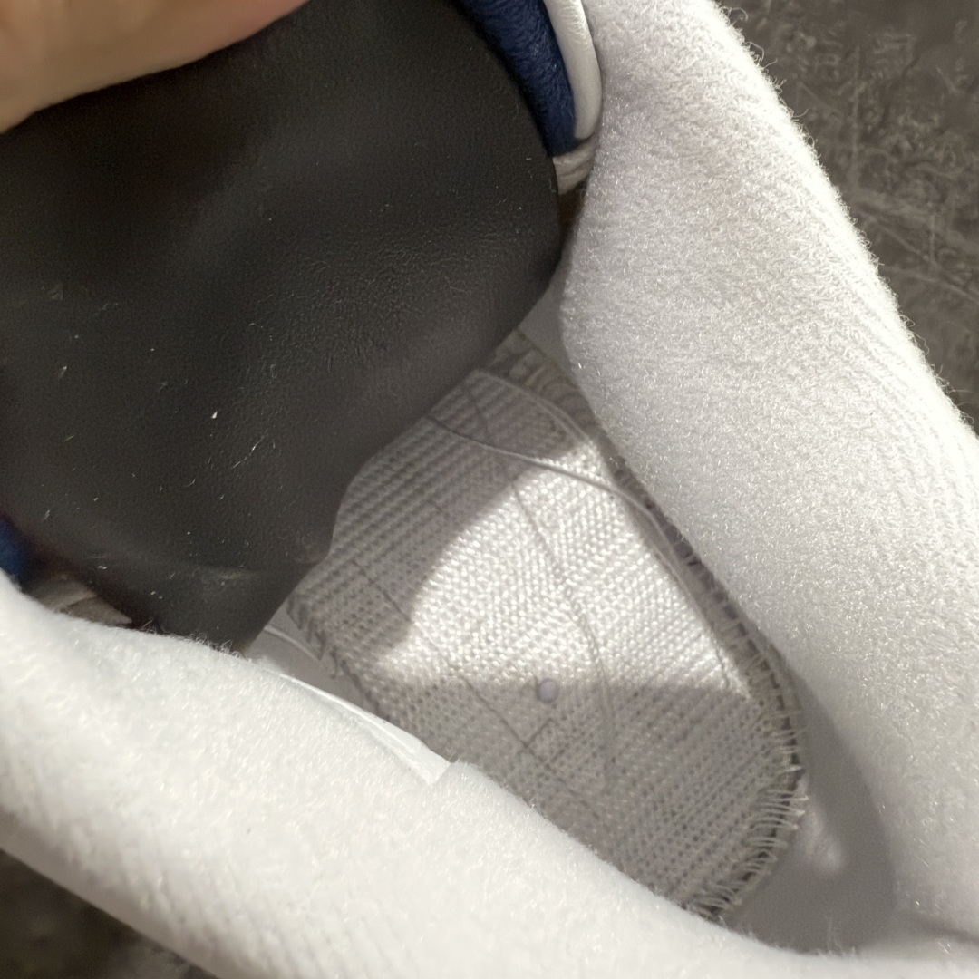 图片[9]-【LN版本】NK SB x Air Jordan AJ4 联名海军蓝 白蓝 DR5415-100 全新批次 重点区分市面 唯一正确细节 后跟饰片中心位置有合模线 超弹硅胶材质 内层不织布补强 补强为硅胶提供更强耐久性 避免断裂 圈内最强四代 独家外贸特供尺码含 45.5 49.5 50.5 耗时半年巨作 全套原纸板楦头开发 原厂特供皮料加持 确保原汁原味 完美呈现四代版型 一比一鞋头弧度高度鞋身弧度 数据细节工艺流程均保持原鞋一致 原厂TPU网格鞋带扣 正确内里网布 菱角分明不变形无多余毛边 柔软性质感一致于原鞋 市场唯一原厂鞋扣模具 背面可见隐藏注塑口 原厂织唛标 原厂飞人电绣工艺 尾指中部跳三针 独家绑鞋带手法 印刷中底布 四线拉帮 米色美纹纸贴合固定 进口港宝加持 后跟自然饱满 全鞋荧光划线卡点 追求极致完美 每一双都是工艺品 多重QC质检 超越公司货的品控标准 实实在在的免检产品 尺码：40 40.5 41 42 42.5 43 44 44.5 45 45.5 46 47.5 48.5 49.5 50.5-选品中心