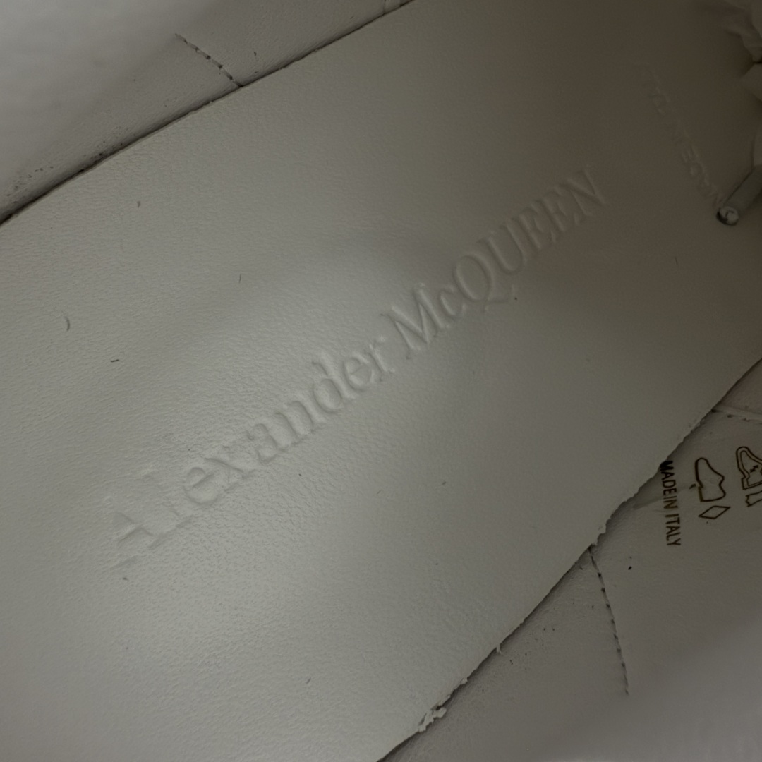 图片[7]-【顶级毒盒版】Alexander McQueen 亚历山大麦昆小白鞋 渐变黑色 东莞纯原 现市场所售版本天花板一梯队级别 原鞋在手可对比 高端零售客户最爱 厚底增高小白鞋 正品购回原版开发 鞋底厚4.5cm 全鞋面进口牛皮 丝绸亚光原版水染羊皮内里 牛皮垫脚 回弹度到位 耐磨舒适 （⚠️官方同步尺码带半码） 全套得物毒盒蓝色外包盒 加厚层工艺原盒 并赠送极品丝带和购物袋 中底附带厂标钢印 女码中底和原版一致的13钉工艺（作用是小钉弯曲后可将中底与帮脚抓得更紧密） 鞋盒贴标使用了高精密打印机，清晰与原版一致 赠送加厚麻布防尘袋 闲置时可使用防尘 尺码： 39 40 40.5 41 41.5 42 42.5 43 43.5 44 45 官网一致尺码官网一致尺码 市场唯一含半码版本-选品中心
