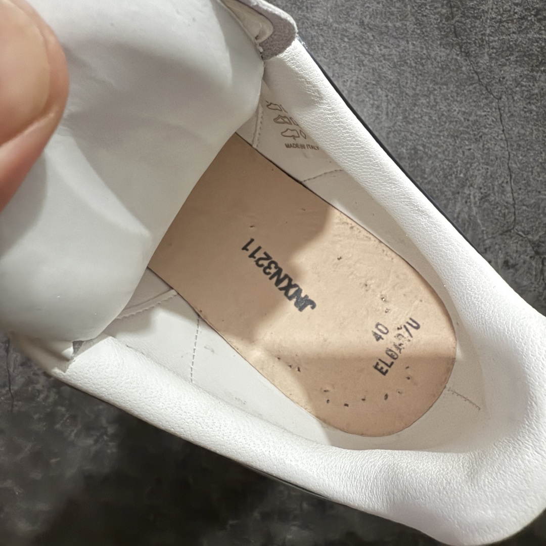 图片[8]-【顶级毒盒版】Alexander McQueen 亚历山大麦昆小白鞋 渐变黑色 东莞纯原 现市场所售版本天花板一梯队级别 原鞋在手可对比 高端零售客户最爱 厚底增高小白鞋 正品购回原版开发 鞋底厚4.5cm 全鞋面进口牛皮 丝绸亚光原版水染羊皮内里 牛皮垫脚 回弹度到位 耐磨舒适 （⚠️官方同步尺码带半码） 全套得物毒盒蓝色外包盒 加厚层工艺原盒 并赠送极品丝带和购物袋 中底附带厂标钢印 女码中底和原版一致的13钉工艺（作用是小钉弯曲后可将中底与帮脚抓得更紧密） 鞋盒贴标使用了高精密打印机，清晰与原版一致 赠送加厚麻布防尘袋 闲置时可使用防尘 尺码： 39 40 40.5 41 41.5 42 42.5 43 43.5 44 45 官网一致尺码官网一致尺码 市场唯一含半码版本-选品中心