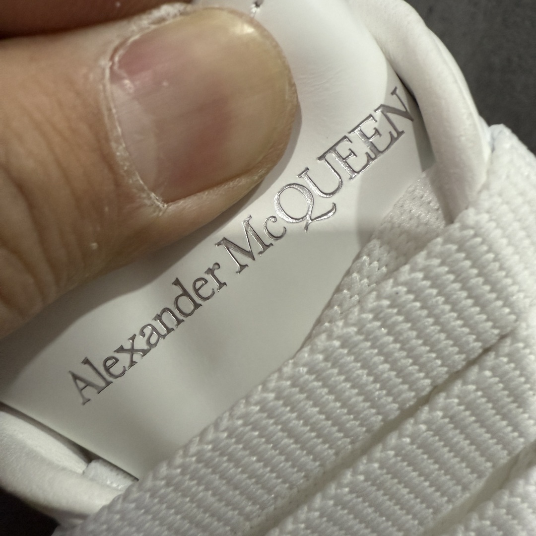 图片[6]-【顶级毒盒版】Alexander McQueen 亚历山大麦昆小白鞋 渐变黑色 东莞纯原 现市场所售版本天花板一梯队级别 原鞋在手可对比 高端零售客户最爱 厚底增高小白鞋 正品购回原版开发 鞋底厚4.5cm 全鞋面进口牛皮 丝绸亚光原版水染羊皮内里 牛皮垫脚 回弹度到位 耐磨舒适 （⚠️官方同步尺码带半码） 全套得物毒盒蓝色外包盒 加厚层工艺原盒 并赠送极品丝带和购物袋 中底附带厂标钢印 女码中底和原版一致的13钉工艺（作用是小钉弯曲后可将中底与帮脚抓得更紧密） 鞋盒贴标使用了高精密打印机，清晰与原版一致 赠送加厚麻布防尘袋 闲置时可使用防尘 尺码： 39 40 40.5 41 41.5 42 42.5 43 43.5 44 45 官网一致尺码官网一致尺码 市场唯一含半码版本-选品中心