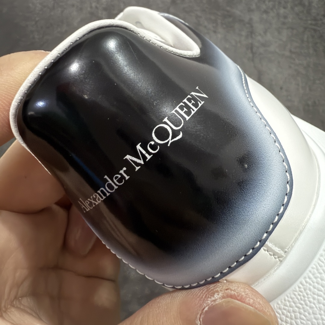 图片[2]-【顶级毒盒版】Alexander McQueen 亚历山大麦昆小白鞋 渐变黑色 东莞纯原 现市场所售版本天花板一梯队级别 原鞋在手可对比 高端零售客户最爱 厚底增高小白鞋 正品购回原版开发 鞋底厚4.5cm 全鞋面进口牛皮 丝绸亚光原版水染羊皮内里 牛皮垫脚 回弹度到位 耐磨舒适 （⚠️官方同步尺码带半码） 全套得物毒盒蓝色外包盒 加厚层工艺原盒 并赠送极品丝带和购物袋 中底附带厂标钢印 女码中底和原版一致的13钉工艺（作用是小钉弯曲后可将中底与帮脚抓得更紧密） 鞋盒贴标使用了高精密打印机，清晰与原版一致 赠送加厚麻布防尘袋 闲置时可使用防尘 尺码： 39 40 40.5 41 41.5 42 42.5 43 43.5 44 45 官网一致尺码官网一致尺码 市场唯一含半码版本-选品中心