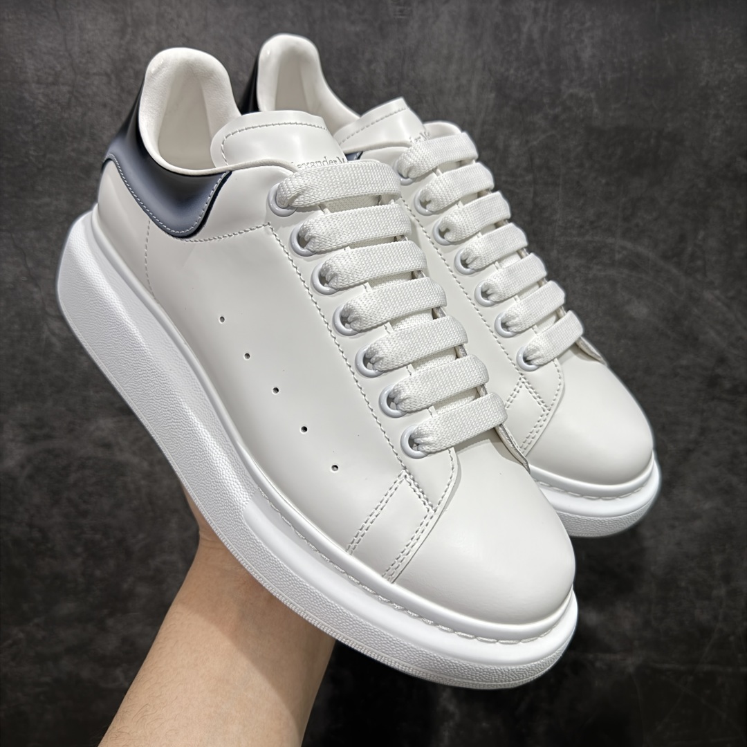 【顶级毒盒版】Alexander McQueen 亚历山大麦昆小白鞋 渐变黑色 东莞纯原 现市场所售版本天花板一梯队级别 原鞋在手可对比 高端零售客户最爱 厚底增高小白鞋 正品购回原版开发 鞋底厚4.5cm 全鞋面进口牛皮 丝绸亚光原版水染羊皮内里 牛皮垫脚 回弹度到位 耐磨舒适 (⚠️官方同步尺码带半码) 全套得物毒盒蓝色外包盒 加厚层工艺原盒 并赠送极品丝带和购物袋 中底附带厂标钢印 女码中底和原版一致的13钉工艺(作用是小钉弯曲后可将中底与帮脚抓得更紧密) 鞋盒贴标使用了高精密打印机,清晰与原版一致 赠送加厚麻布防尘袋 闲置时可使用防尘 尺码: 39 40 40.5 41 41.5 42 42.5 43 43.5 44 45 官网一致尺码官网一致尺码 市场唯一含半码版本-选品中心