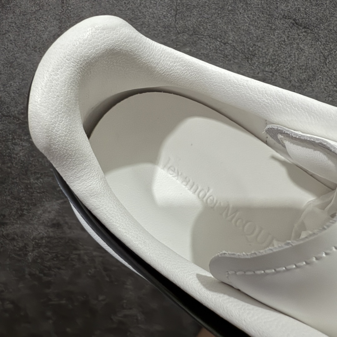 图片[4]-【顶级毒盒版】Alexander McQueen 亚历山大麦昆小白鞋 渐变黑色 东莞纯原 现市场所售版本天花板一梯队级别 原鞋在手可对比 高端零售客户最爱 厚底增高小白鞋 正品购回原版开发 鞋底厚4.5cm 全鞋面进口牛皮 丝绸亚光原版水染羊皮内里 牛皮垫脚 回弹度到位 耐磨舒适 （⚠️官方同步尺码带半码） 全套得物毒盒蓝色外包盒 加厚层工艺原盒 并赠送极品丝带和购物袋 中底附带厂标钢印 女码中底和原版一致的13钉工艺（作用是小钉弯曲后可将中底与帮脚抓得更紧密） 鞋盒贴标使用了高精密打印机，清晰与原版一致 赠送加厚麻布防尘袋 闲置时可使用防尘 尺码： 39 40 40.5 41 41.5 42 42.5 43 43.5 44 45 官网一致尺码官网一致尺码 市场唯一含半码版本-选品中心