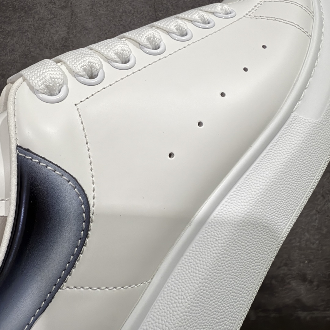 图片[3]-【顶级毒盒版】Alexander McQueen 亚历山大麦昆小白鞋 渐变黑色 东莞纯原 现市场所售版本天花板一梯队级别 原鞋在手可对比 高端零售客户最爱 厚底增高小白鞋 正品购回原版开发 鞋底厚4.5cm 全鞋面进口牛皮 丝绸亚光原版水染羊皮内里 牛皮垫脚 回弹度到位 耐磨舒适 （⚠️官方同步尺码带半码） 全套得物毒盒蓝色外包盒 加厚层工艺原盒 并赠送极品丝带和购物袋 中底附带厂标钢印 女码中底和原版一致的13钉工艺（作用是小钉弯曲后可将中底与帮脚抓得更紧密） 鞋盒贴标使用了高精密打印机，清晰与原版一致 赠送加厚麻布防尘袋 闲置时可使用防尘 尺码： 39 40 40.5 41 41.5 42 42.5 43 43.5 44 45 官网一致尺码官网一致尺码 市场唯一含半码版本-选品中心