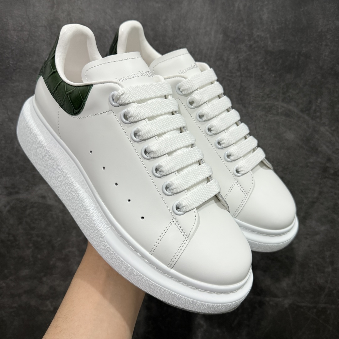 【顶级毒盒版】Alexander McQueen 亚历山大麦昆小白鞋 石头纹绿皮 东莞纯原 现市场所售版本天花板一梯队级别 原鞋在手可对比 高端零售客户最爱 厚底增高小白鞋 正品购回原版开发 鞋底厚4.5cm 全鞋面进口牛皮 丝绸亚光原版水染羊皮内里 牛皮垫脚 回弹度到位 耐磨舒适 (⚠️官方同步尺码带半码) 全套得物毒盒蓝色外包盒 加厚层工艺原盒 并赠送极品丝带和购物袋 中底附带厂标钢印 女码中底和原版一致的13钉工艺(作用是小钉弯曲后可将中底与帮脚抓得更紧密) 鞋盒贴标使用了高精密打印机,清晰与原版一致 赠送加厚麻布防尘袋 闲置时可使用防尘 尺码: 39 40 40.5 41 41.5 42 42.5 43 43.5 44 45 官网一致尺码官网一致尺码 市场唯一含半码版本-选品中心