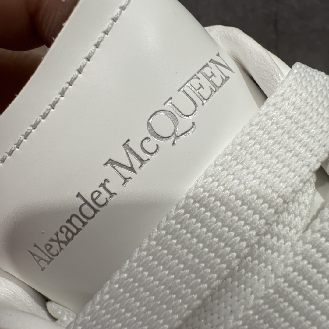 图片[5]-【顶级毒盒版】Alexander McQueen 亚历山大麦昆小白鞋 石头纹绿皮 东莞纯原 现市场所售版本天花板一梯队级别 原鞋在手可对比 高端零售客户最爱 厚底增高小白鞋 正品购回原版开发 鞋底厚4.5cm 全鞋面进口牛皮 丝绸亚光原版水染羊皮内里 牛皮垫脚 回弹度到位 耐磨舒适 （⚠️官方同步尺码带半码） 全套得物毒盒蓝色外包盒 加厚层工艺原盒 并赠送极品丝带和购物袋 中底附带厂标钢印 女码中底和原版一致的13钉工艺（作用是小钉弯曲后可将中底与帮脚抓得更紧密） 鞋盒贴标使用了高精密打印机，清晰与原版一致 赠送加厚麻布防尘袋 闲置时可使用防尘 尺码： 39 40 40.5 41 41.5 42 42.5 43 43.5 44 45 官网一致尺码官网一致尺码 市场唯一含半码版本-选品中心