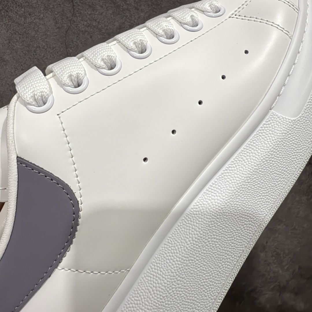 图片[3]-【顶级毒盒版】Alexander McQueen 亚历山大麦昆小白鞋 深灰皮尾 东莞纯原 现市场所售版本天花板一梯队级别 原鞋在手可对比 高端零售客户最爱 厚底增高小白鞋 正品购回原版开发 鞋底厚4.5cm 全鞋面进口牛皮 丝绸亚光原版水染羊皮内里 牛皮垫脚 回弹度到位 耐磨舒适 （⚠️官方同步尺码带半码） 全套得物毒盒蓝色外包盒 加厚层工艺原盒 并赠送极品丝带和购物袋 中底附带厂标钢印 女码中底和原版一致的13钉工艺（作用是小钉弯曲后可将中底与帮脚抓得更紧密） 鞋盒贴标使用了高精密打印机，清晰与原版一致 赠送加厚麻布防尘袋 闲置时可使用防尘 尺码： 39 40 40.5 41 41.5 42 42.5 43 43.5 44 45 官网一致尺码官网一致尺码 市场唯一含半码版本-选品中心