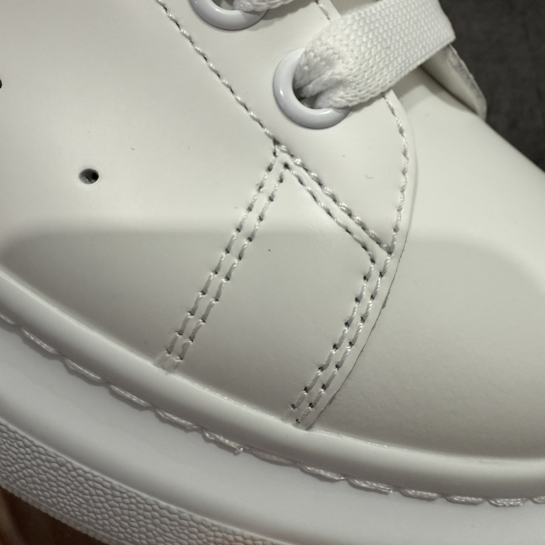 图片[4]-【顶级毒盒版】Alexander McQueen 亚历山大麦昆小白鞋 深灰皮尾 东莞纯原 现市场所售版本天花板一梯队级别 原鞋在手可对比 高端零售客户最爱 厚底增高小白鞋 正品购回原版开发 鞋底厚4.5cm 全鞋面进口牛皮 丝绸亚光原版水染羊皮内里 牛皮垫脚 回弹度到位 耐磨舒适 （⚠️官方同步尺码带半码） 全套得物毒盒蓝色外包盒 加厚层工艺原盒 并赠送极品丝带和购物袋 中底附带厂标钢印 女码中底和原版一致的13钉工艺（作用是小钉弯曲后可将中底与帮脚抓得更紧密） 鞋盒贴标使用了高精密打印机，清晰与原版一致 赠送加厚麻布防尘袋 闲置时可使用防尘 尺码： 39 40 40.5 41 41.5 42 42.5 43 43.5 44 45 官网一致尺码官网一致尺码 市场唯一含半码版本-选品中心