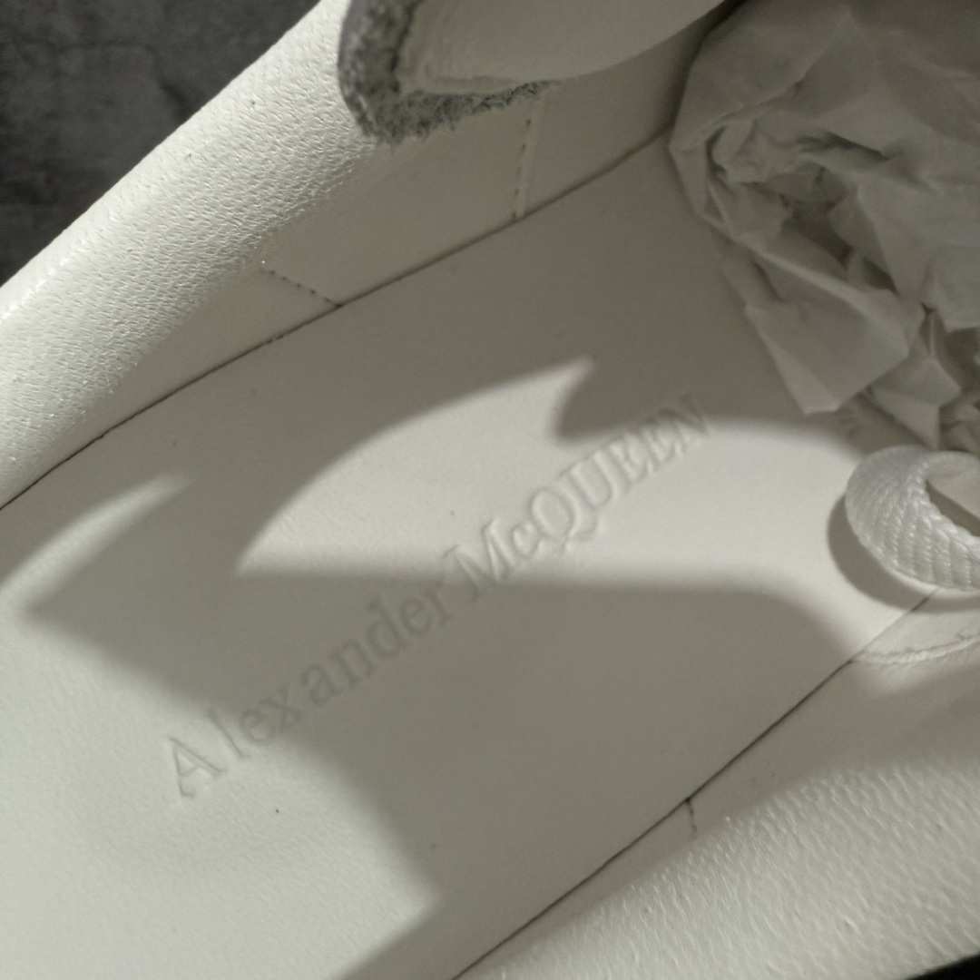 图片[7]-【顶级毒盒版】Alexander McQueen 亚历山大麦昆小白鞋 深灰皮尾 东莞纯原 现市场所售版本天花板一梯队级别 原鞋在手可对比 高端零售客户最爱 厚底增高小白鞋 正品购回原版开发 鞋底厚4.5cm 全鞋面进口牛皮 丝绸亚光原版水染羊皮内里 牛皮垫脚 回弹度到位 耐磨舒适 （⚠️官方同步尺码带半码） 全套得物毒盒蓝色外包盒 加厚层工艺原盒 并赠送极品丝带和购物袋 中底附带厂标钢印 女码中底和原版一致的13钉工艺（作用是小钉弯曲后可将中底与帮脚抓得更紧密） 鞋盒贴标使用了高精密打印机，清晰与原版一致 赠送加厚麻布防尘袋 闲置时可使用防尘 尺码： 39 40 40.5 41 41.5 42 42.5 43 43.5 44 45 官网一致尺码官网一致尺码 市场唯一含半码版本-选品中心
