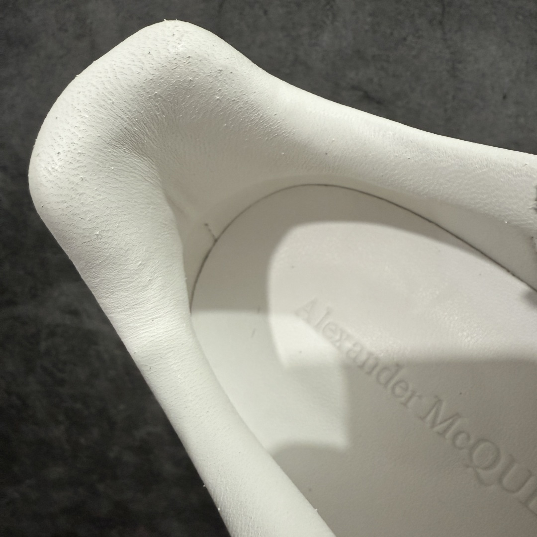 图片[8]-【顶级毒盒版】Alexander McQueen 亚历山大麦昆小白鞋 深灰皮尾 东莞纯原 现市场所售版本天花板一梯队级别 原鞋在手可对比 高端零售客户最爱 厚底增高小白鞋 正品购回原版开发 鞋底厚4.5cm 全鞋面进口牛皮 丝绸亚光原版水染羊皮内里 牛皮垫脚 回弹度到位 耐磨舒适 （⚠️官方同步尺码带半码） 全套得物毒盒蓝色外包盒 加厚层工艺原盒 并赠送极品丝带和购物袋 中底附带厂标钢印 女码中底和原版一致的13钉工艺（作用是小钉弯曲后可将中底与帮脚抓得更紧密） 鞋盒贴标使用了高精密打印机，清晰与原版一致 赠送加厚麻布防尘袋 闲置时可使用防尘 尺码： 39 40 40.5 41 41.5 42 42.5 43 43.5 44 45 官网一致尺码官网一致尺码 市场唯一含半码版本-选品中心