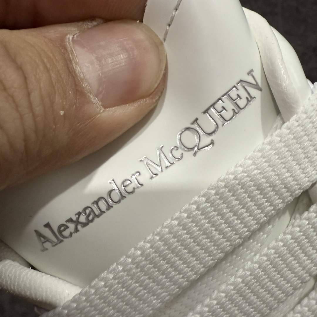 图片[5]-【顶级毒盒版】Alexander McQueen 亚历山大麦昆小白鞋 深灰皮尾 东莞纯原 现市场所售版本天花板一梯队级别 原鞋在手可对比 高端零售客户最爱 厚底增高小白鞋 正品购回原版开发 鞋底厚4.5cm 全鞋面进口牛皮 丝绸亚光原版水染羊皮内里 牛皮垫脚 回弹度到位 耐磨舒适 （⚠️官方同步尺码带半码） 全套得物毒盒蓝色外包盒 加厚层工艺原盒 并赠送极品丝带和购物袋 中底附带厂标钢印 女码中底和原版一致的13钉工艺（作用是小钉弯曲后可将中底与帮脚抓得更紧密） 鞋盒贴标使用了高精密打印机，清晰与原版一致 赠送加厚麻布防尘袋 闲置时可使用防尘 尺码： 39 40 40.5 41 41.5 42 42.5 43 43.5 44 45 官网一致尺码官网一致尺码 市场唯一含半码版本-选品中心