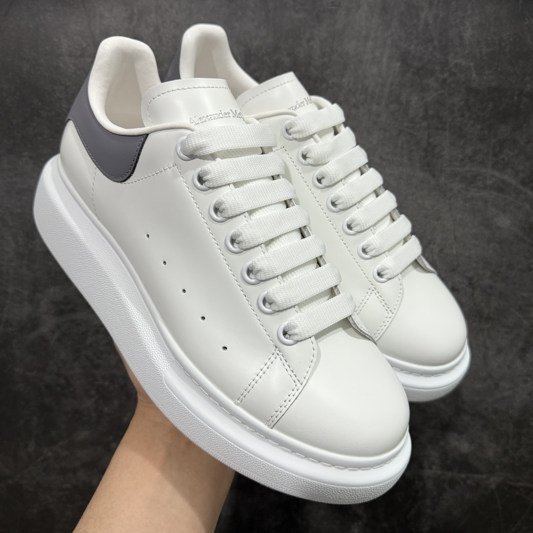 【顶级毒盒版】Alexander McQueen 亚历山大麦昆小白鞋 深灰皮尾 东莞纯原 现市场所售版本天花板一梯队级别 原鞋在手可对比 高端零售客户最爱 厚底增高小白鞋 正品购回原版开发 鞋底厚4.5cm 全鞋面进口牛皮 丝绸亚光原版水染羊皮内里 牛皮垫脚 回弹度到位 耐磨舒适 (⚠️官方同步尺码带半码) 全套得物毒盒蓝色外包盒 加厚层工艺原盒 并赠送极品丝带和购物袋 中底附带厂标钢印 女码中底和原版一致的13钉工艺(作用是小钉弯曲后可将中底与帮脚抓得更紧密) 鞋盒贴标使用了高精密打印机,清晰与原版一致 赠送加厚麻布防尘袋 闲置时可使用防尘 尺码: 39 40 40.5 41 41.5 42 42.5 43 43.5 44 45 官网一致尺码官网一致尺码 市场唯一含半码版本-选品中心