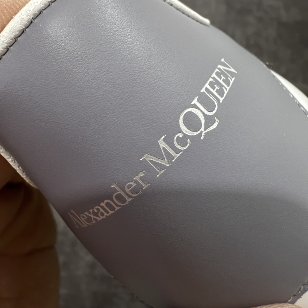 图片[2]-【顶级毒盒版】Alexander McQueen 亚历山大麦昆小白鞋 深灰皮尾 东莞纯原 现市场所售版本天花板一梯队级别 原鞋在手可对比 高端零售客户最爱 厚底增高小白鞋 正品购回原版开发 鞋底厚4.5cm 全鞋面进口牛皮 丝绸亚光原版水染羊皮内里 牛皮垫脚 回弹度到位 耐磨舒适 （⚠️官方同步尺码带半码） 全套得物毒盒蓝色外包盒 加厚层工艺原盒 并赠送极品丝带和购物袋 中底附带厂标钢印 女码中底和原版一致的13钉工艺（作用是小钉弯曲后可将中底与帮脚抓得更紧密） 鞋盒贴标使用了高精密打印机，清晰与原版一致 赠送加厚麻布防尘袋 闲置时可使用防尘 尺码： 39 40 40.5 41 41.5 42 42.5 43 43.5 44 45 官网一致尺码官网一致尺码 市场唯一含半码版本-选品中心
