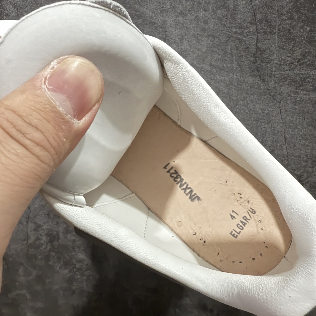 图片[9]-【顶级毒盒版】Alexander McQueen 亚历山大麦昆小白鞋 深灰皮尾 东莞纯原 现市场所售版本天花板一梯队级别 原鞋在手可对比 高端零售客户最爱 厚底增高小白鞋 正品购回原版开发 鞋底厚4.5cm 全鞋面进口牛皮 丝绸亚光原版水染羊皮内里 牛皮垫脚 回弹度到位 耐磨舒适 （⚠️官方同步尺码带半码） 全套得物毒盒蓝色外包盒 加厚层工艺原盒 并赠送极品丝带和购物袋 中底附带厂标钢印 女码中底和原版一致的13钉工艺（作用是小钉弯曲后可将中底与帮脚抓得更紧密） 鞋盒贴标使用了高精密打印机，清晰与原版一致 赠送加厚麻布防尘袋 闲置时可使用防尘 尺码： 39 40 40.5 41 41.5 42 42.5 43 43.5 44 45 官网一致尺码官网一致尺码 市场唯一含半码版本-选品中心