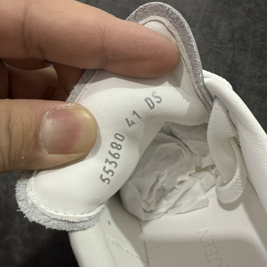 图片[6]-【顶级毒盒版】Alexander McQueen 亚历山大麦昆小白鞋 深灰皮尾 东莞纯原 现市场所售版本天花板一梯队级别 原鞋在手可对比 高端零售客户最爱 厚底增高小白鞋 正品购回原版开发 鞋底厚4.5cm 全鞋面进口牛皮 丝绸亚光原版水染羊皮内里 牛皮垫脚 回弹度到位 耐磨舒适 （⚠️官方同步尺码带半码） 全套得物毒盒蓝色外包盒 加厚层工艺原盒 并赠送极品丝带和购物袋 中底附带厂标钢印 女码中底和原版一致的13钉工艺（作用是小钉弯曲后可将中底与帮脚抓得更紧密） 鞋盒贴标使用了高精密打印机，清晰与原版一致 赠送加厚麻布防尘袋 闲置时可使用防尘 尺码： 39 40 40.5 41 41.5 42 42.5 43 43.5 44 45 官网一致尺码官网一致尺码 市场唯一含半码版本-选品中心