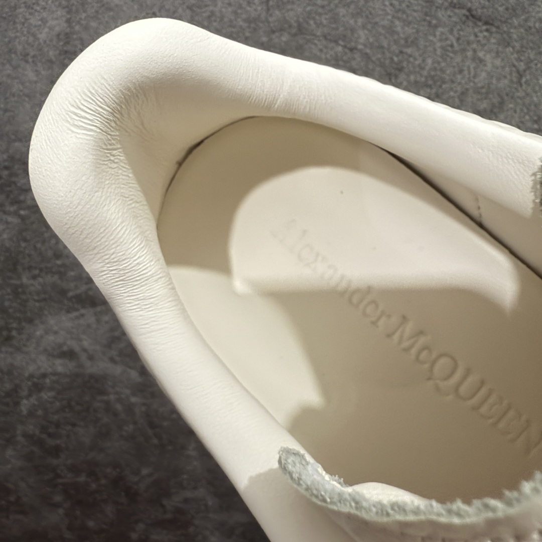 图片[8]-【顶级毒盒版】Alexander McQueen 亚历山大麦昆小白鞋 米黄荔枝皮 东莞纯原 现市场所售版本天花板一梯队级别 原鞋在手可对比 高端零售客户最爱 厚底增高小白鞋 正品购回原版开发 鞋底厚4.5cm 全鞋面进口牛皮 丝绸亚光原版水染羊皮内里 牛皮垫脚 回弹度到位 耐磨舒适 （⚠️官方同步尺码带半码） 全套得物毒盒蓝色外包盒 加厚层工艺原盒 并赠送极品丝带和购物袋 中底附带厂标钢印 女码中底和原版一致的13钉工艺（作用是小钉弯曲后可将中底与帮脚抓得更紧密） 鞋盒贴标使用了高精密打印机，清晰与原版一致 赠送加厚麻布防尘袋 闲置时可使用防尘 尺码：35 36 36.5 37 37.5 38 38.5 39 40 40.5 41 41.5 42 42.5 43 43.5 44 45 官网一致尺码尺码官网一致尺码 市场唯一含半码版本-选品中心