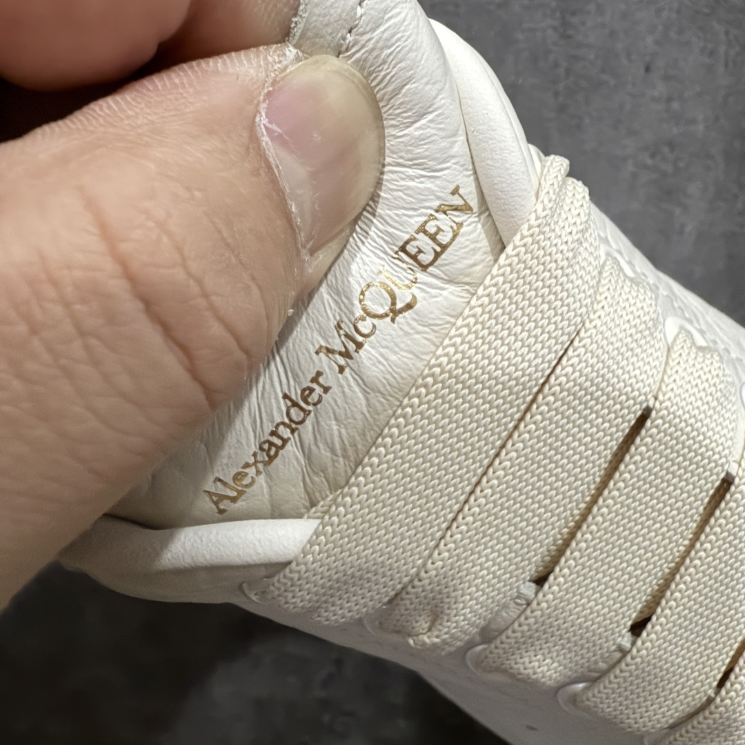 图片[5]-【顶级毒盒版】Alexander McQueen 亚历山大麦昆小白鞋 米黄荔枝皮 东莞纯原 现市场所售版本天花板一梯队级别 原鞋在手可对比 高端零售客户最爱 厚底增高小白鞋 正品购回原版开发 鞋底厚4.5cm 全鞋面进口牛皮 丝绸亚光原版水染羊皮内里 牛皮垫脚 回弹度到位 耐磨舒适 （⚠️官方同步尺码带半码） 全套得物毒盒蓝色外包盒 加厚层工艺原盒 并赠送极品丝带和购物袋 中底附带厂标钢印 女码中底和原版一致的13钉工艺（作用是小钉弯曲后可将中底与帮脚抓得更紧密） 鞋盒贴标使用了高精密打印机，清晰与原版一致 赠送加厚麻布防尘袋 闲置时可使用防尘 尺码：35 36 36.5 37 37.5 38 38.5 39 40 40.5 41 41.5 42 42.5 43 43.5 44 45 官网一致尺码尺码官网一致尺码 市场唯一含半码版本-选品中心